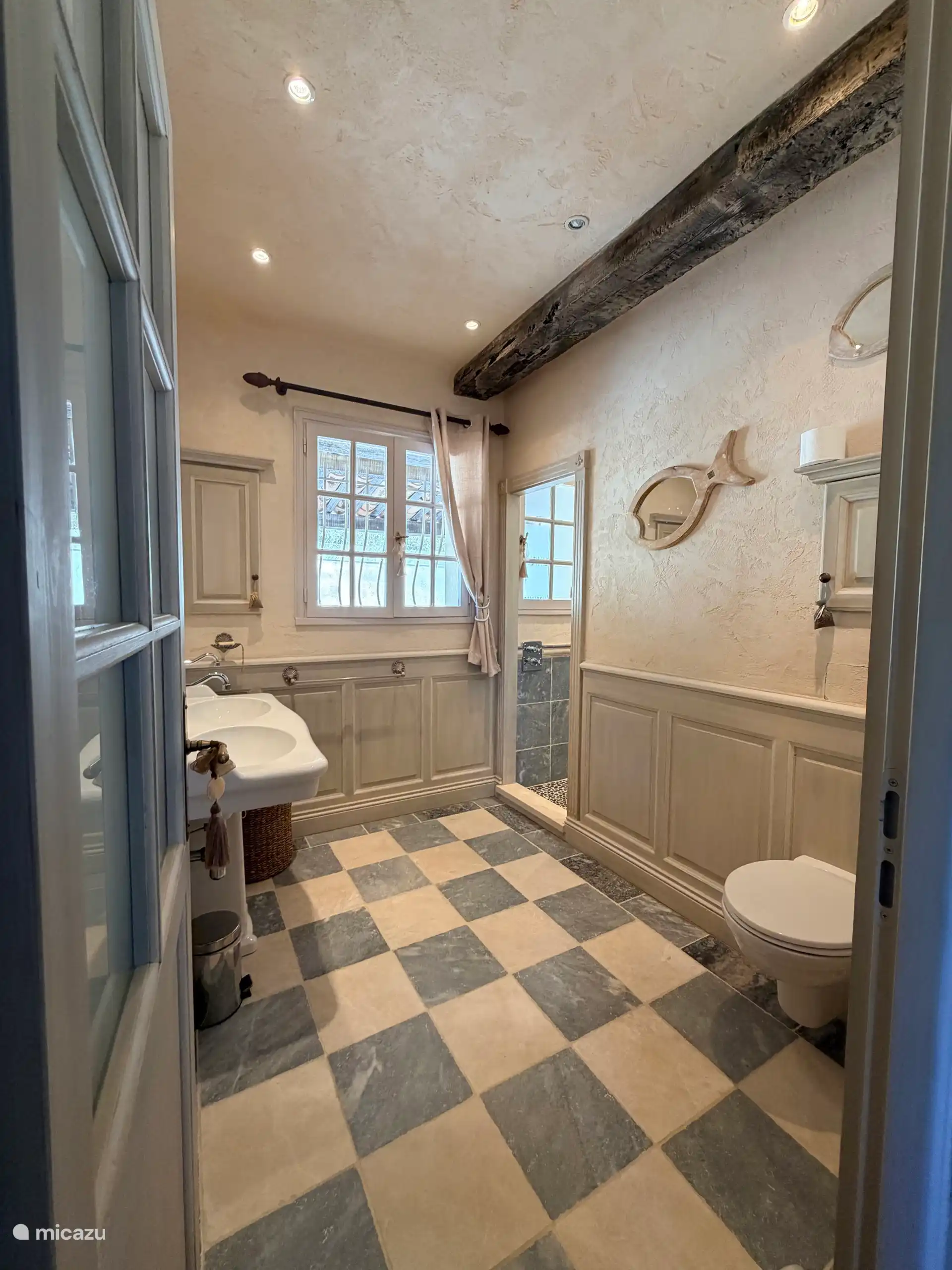 Badezimmer im Erdgeschoss mit begehbarer Dusche