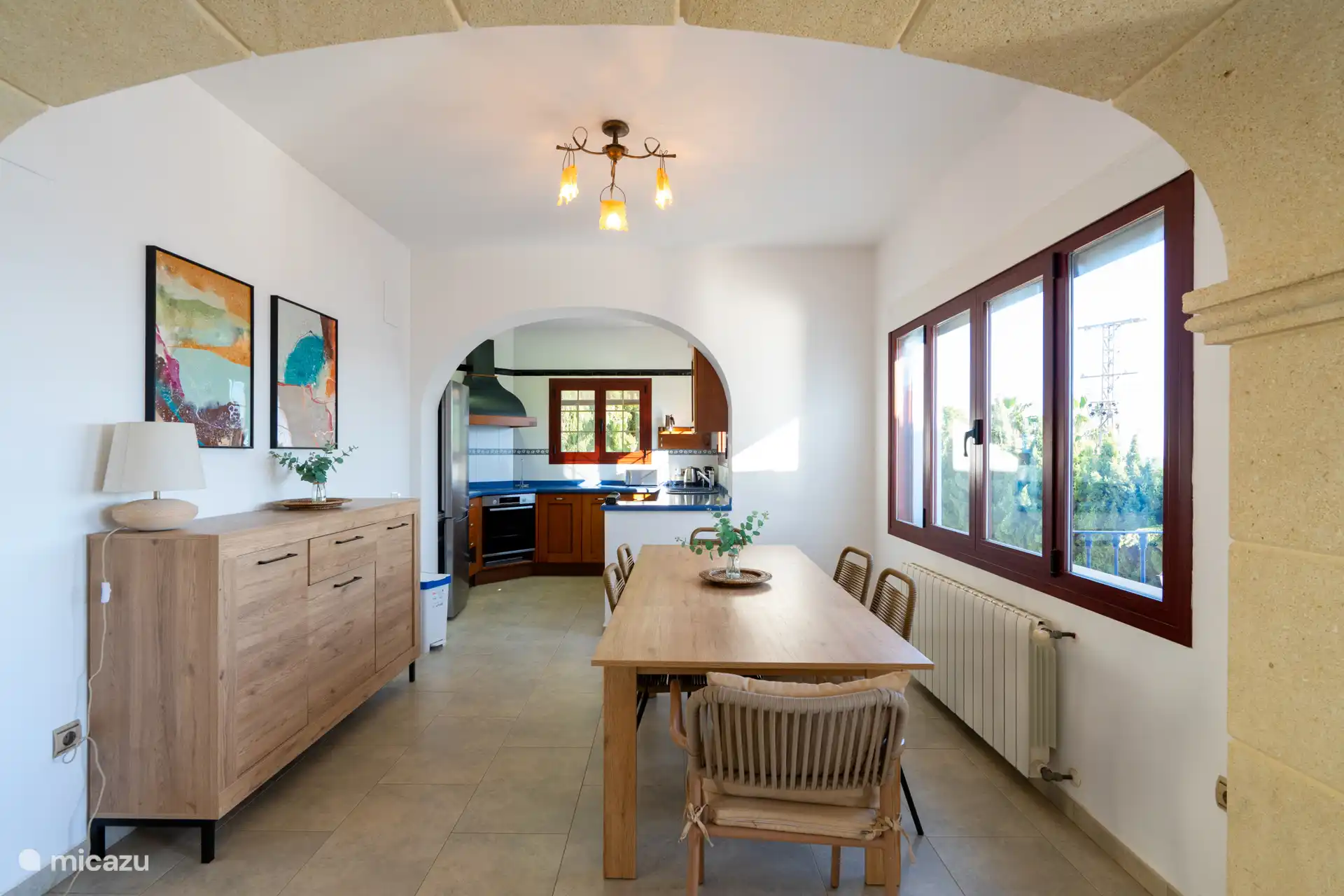 Eetkamer met open keuken