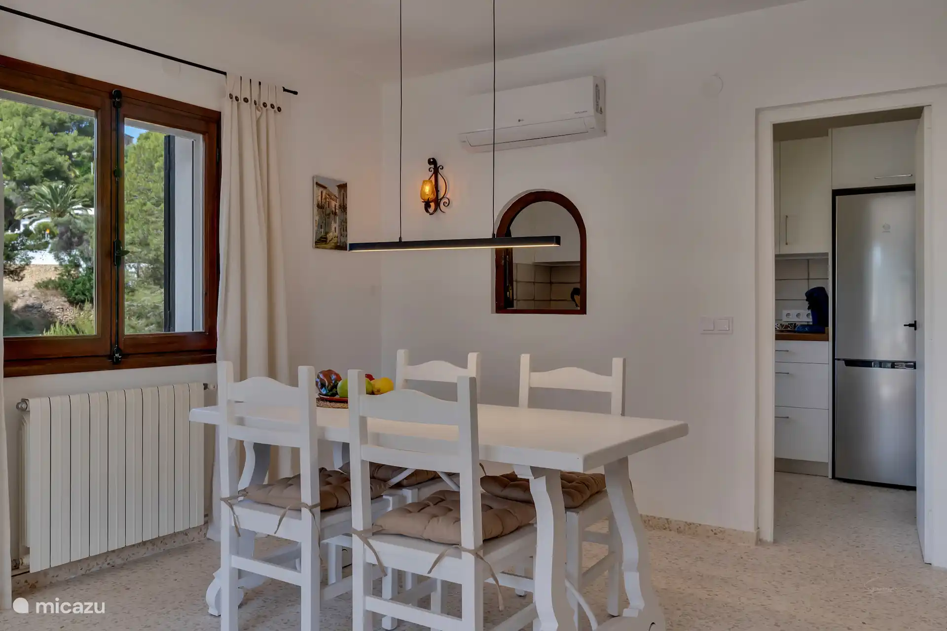 El comedor del salón, con acogedoras escotillas, da a la cocina