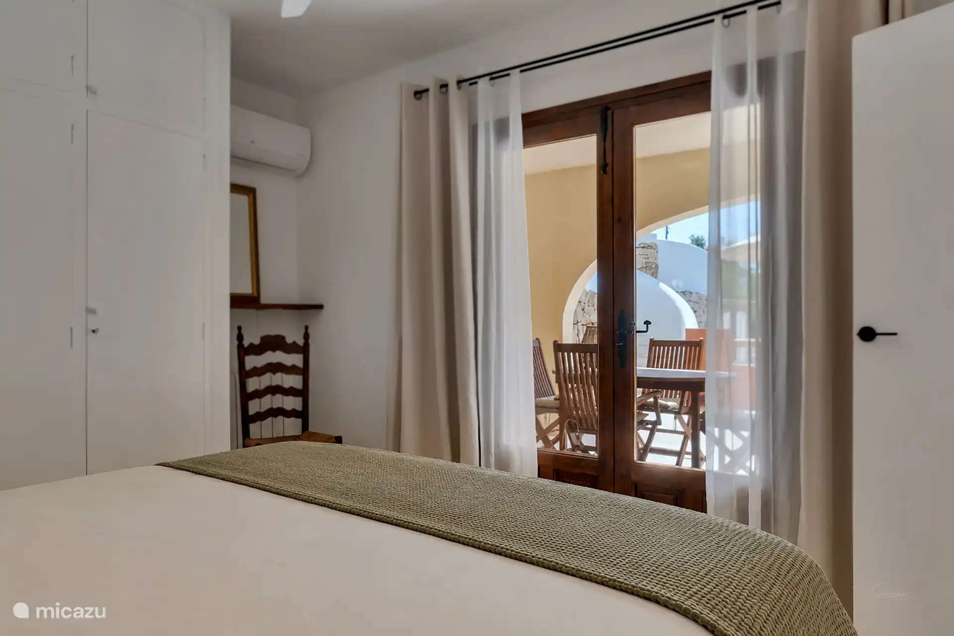 Dormitorio 1 con puertas de patio hacia la Naya