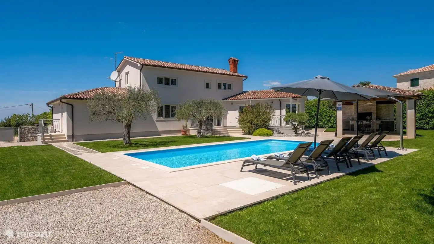 Piscina y tumbonas
