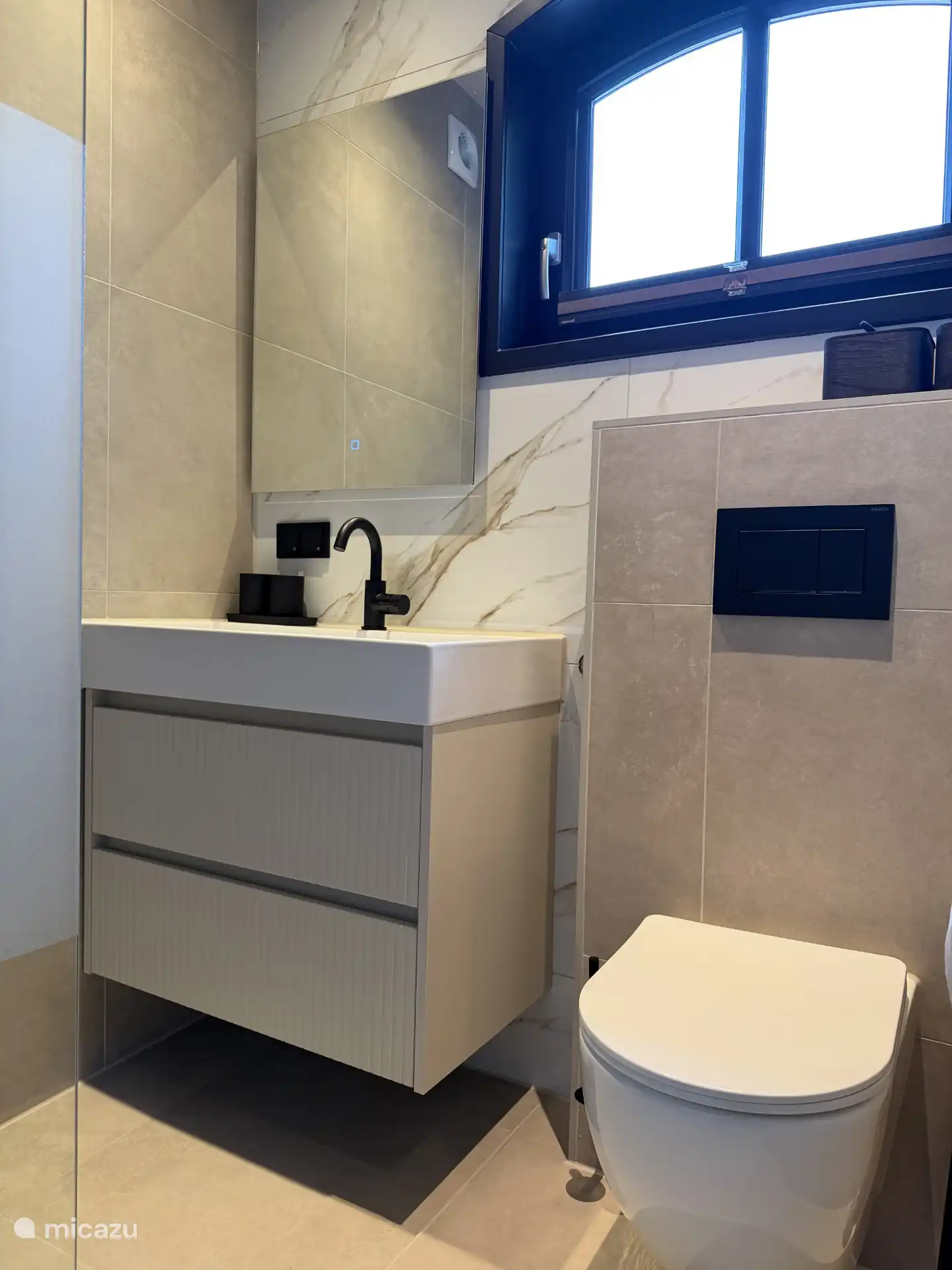 Baño con lavabo, inodoro y ducha