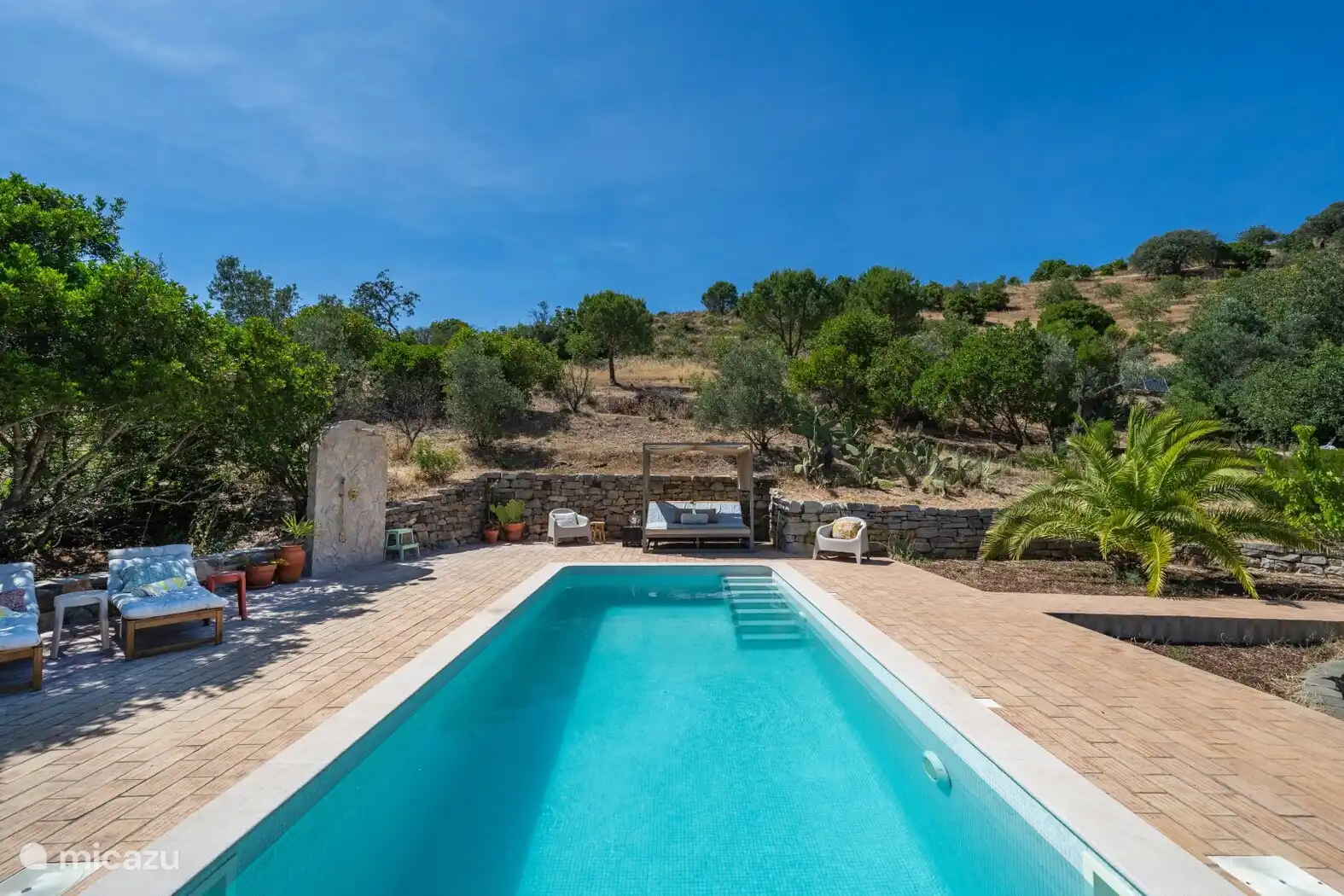 Piscina con ducha exterior.