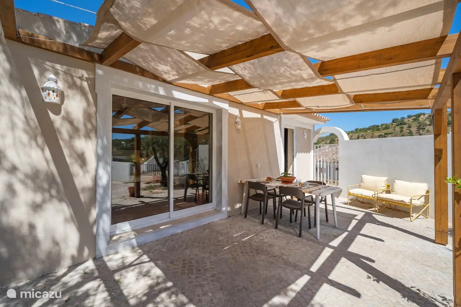 También hay una terraza privada cubierta en el anexo. Aquí tienes total privacidad respecto al resto de la casa.