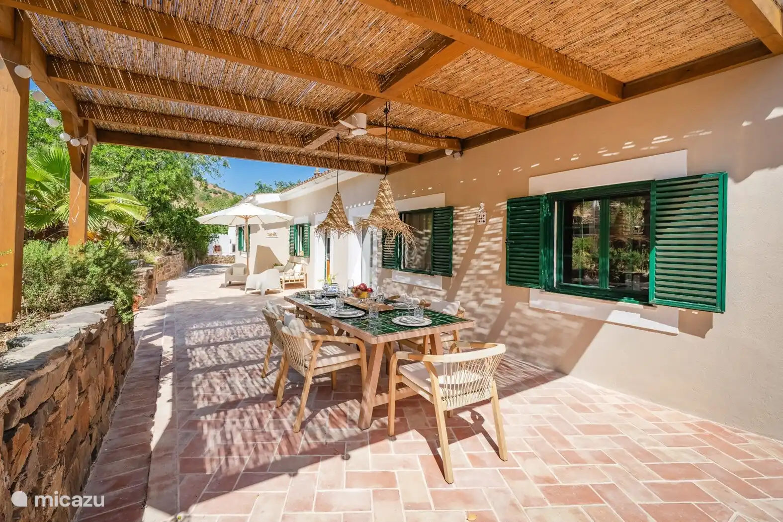 Terraza cubierta atractiva, agradable para comer al aire libre juntos.