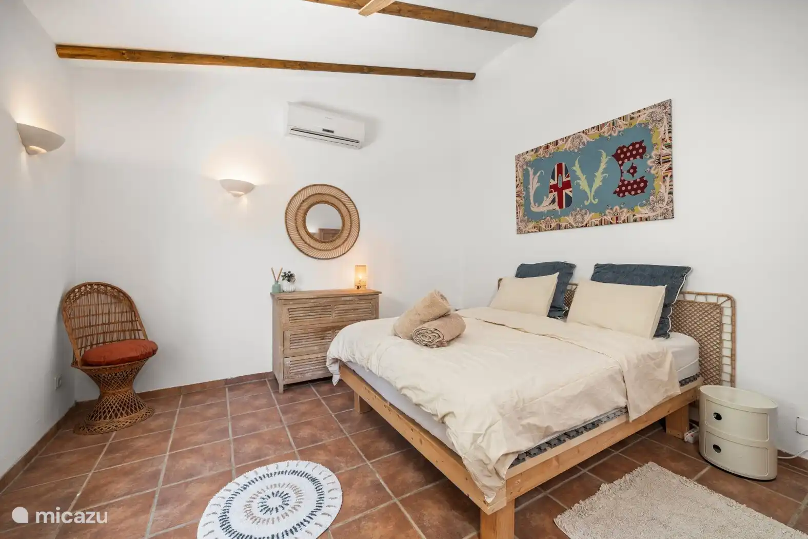 dormitorio 1 con aire acondicionado y ventilador de techo.