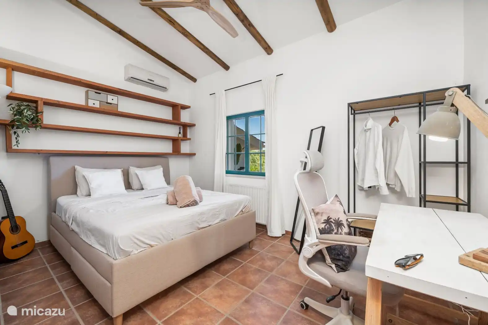 Dormitorio 2, somier grande, escritorio, aire acondicionado y ventilador de techo.