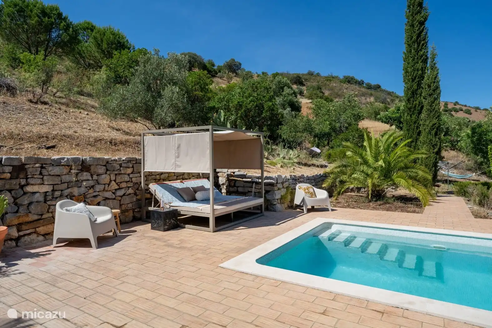 ¡Tumbado junto a la piscina!