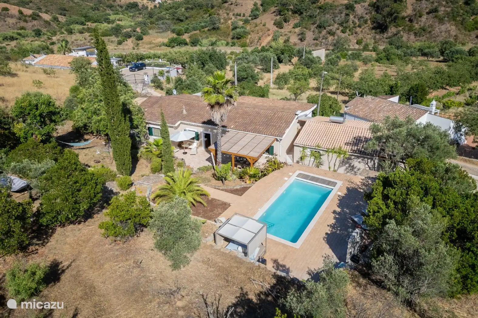 La piscina y la terraza están situadas detrás de la casa, en relación con los vecinos de enfrente. No oyes ni ves nada.
