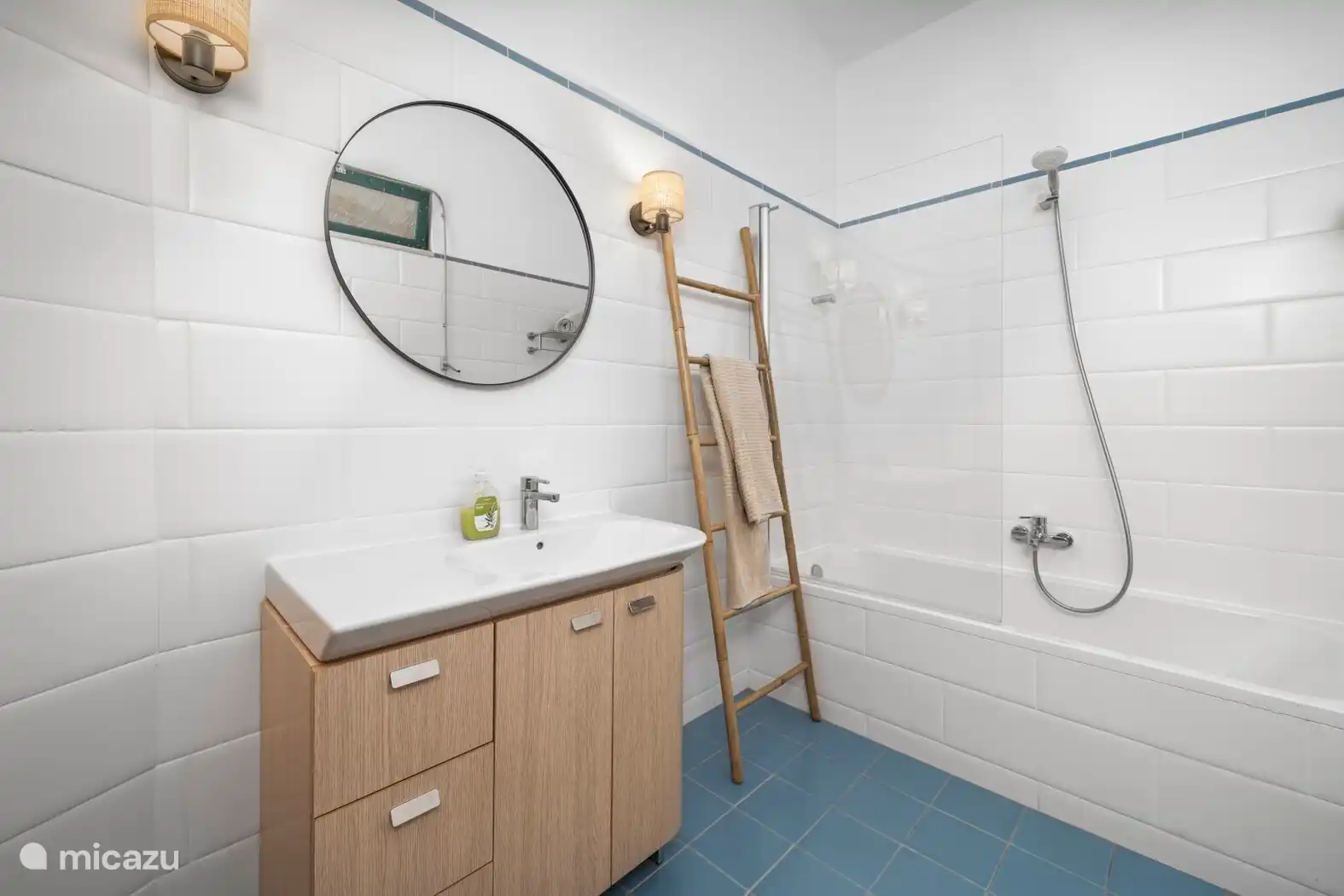 Baño 2 con baño en la casa principal.
