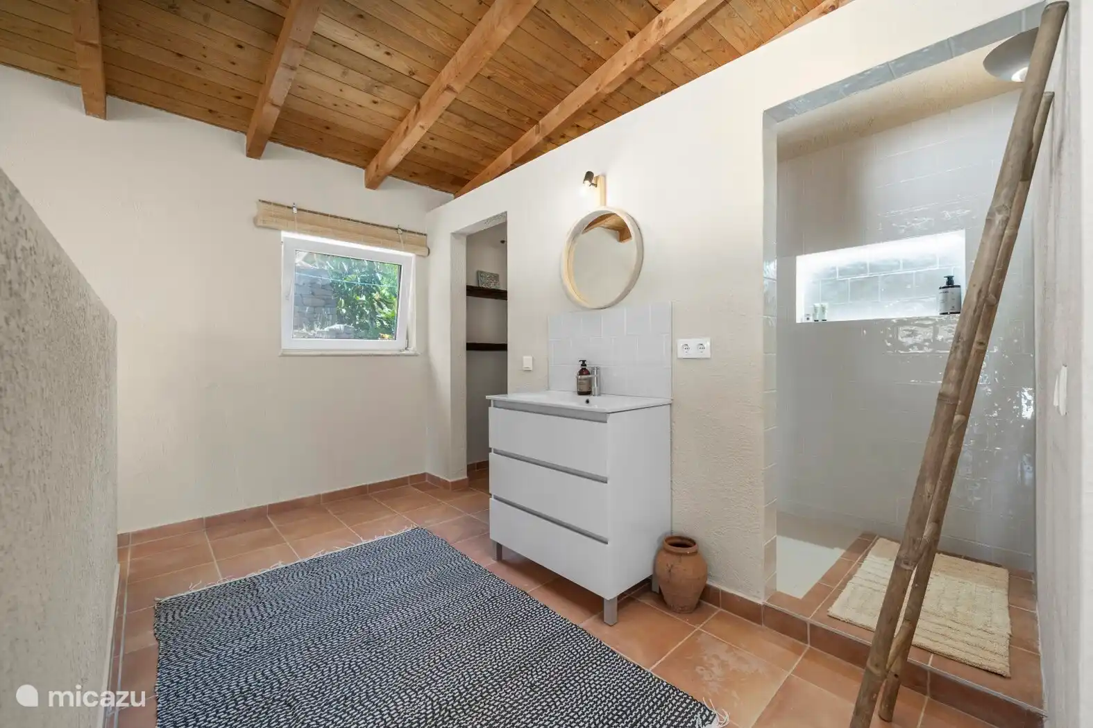 Baño en el anexo con ducha a nivel y inodoro independiente.