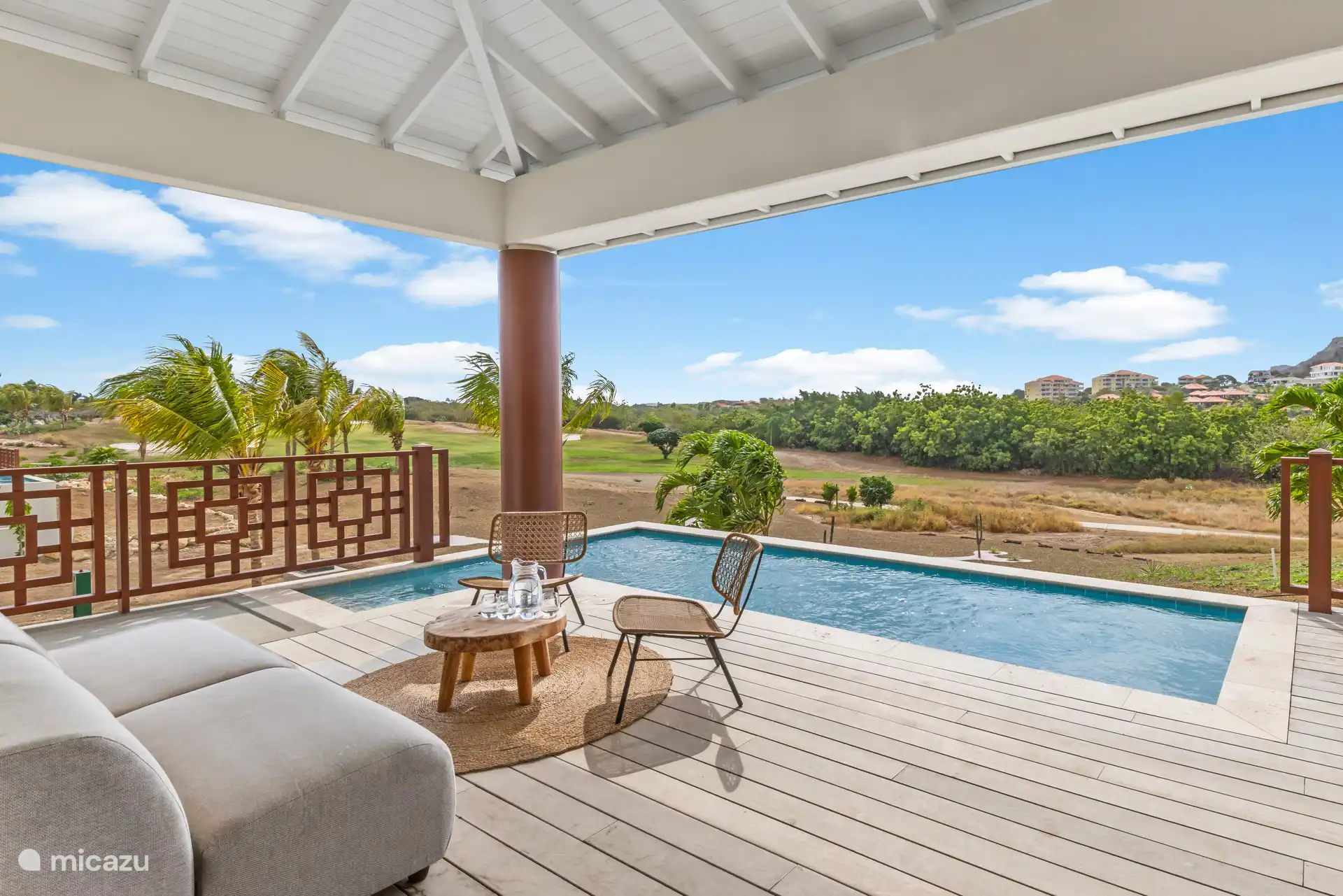 Loungeset, privezwembad en vrij uitzicht op de 18-holes golfbaan van Blue Bay Resort.