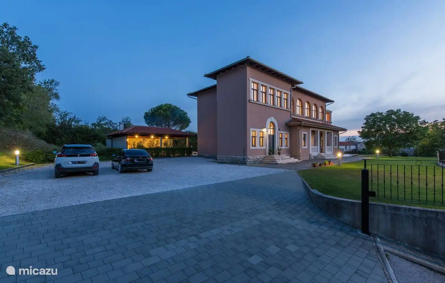 Villa und Parkplätze