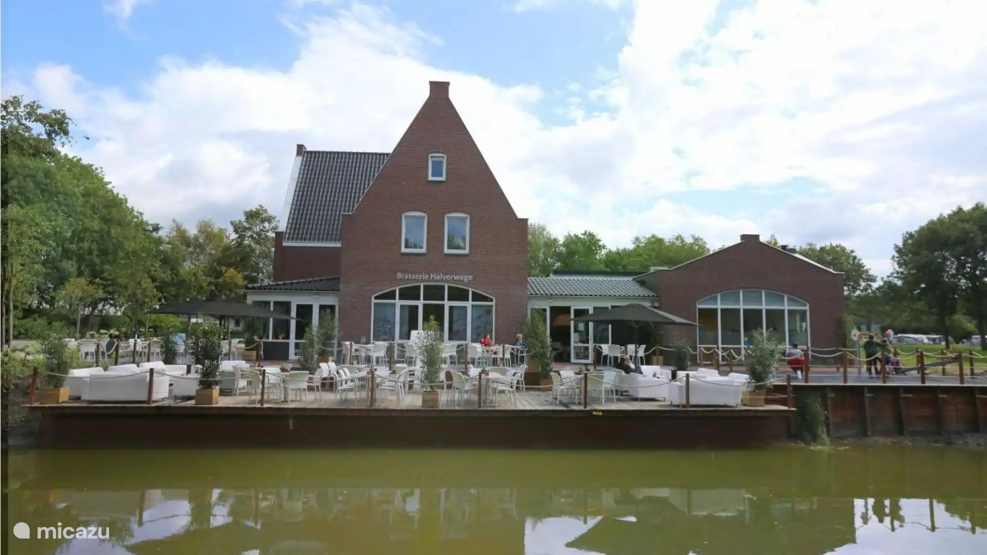 Het restaurant gelegen op het park naast de receptie