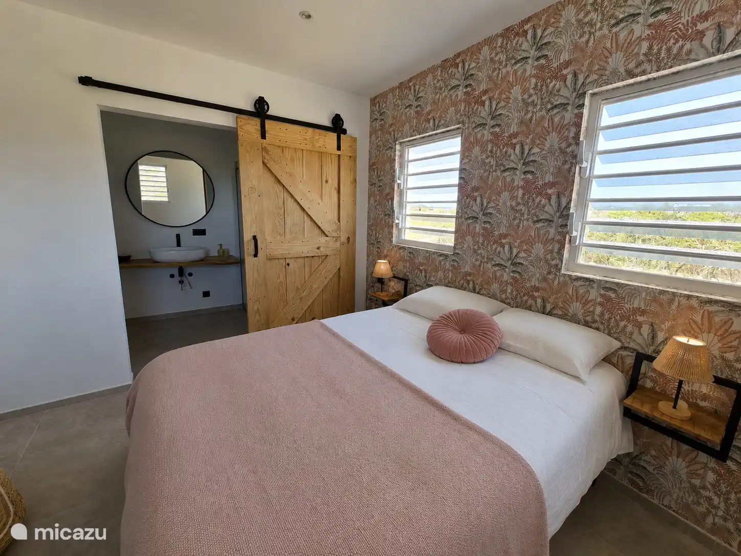Schlafzimmer 1 mit einem angrenzenden schönen Badezimmer. 