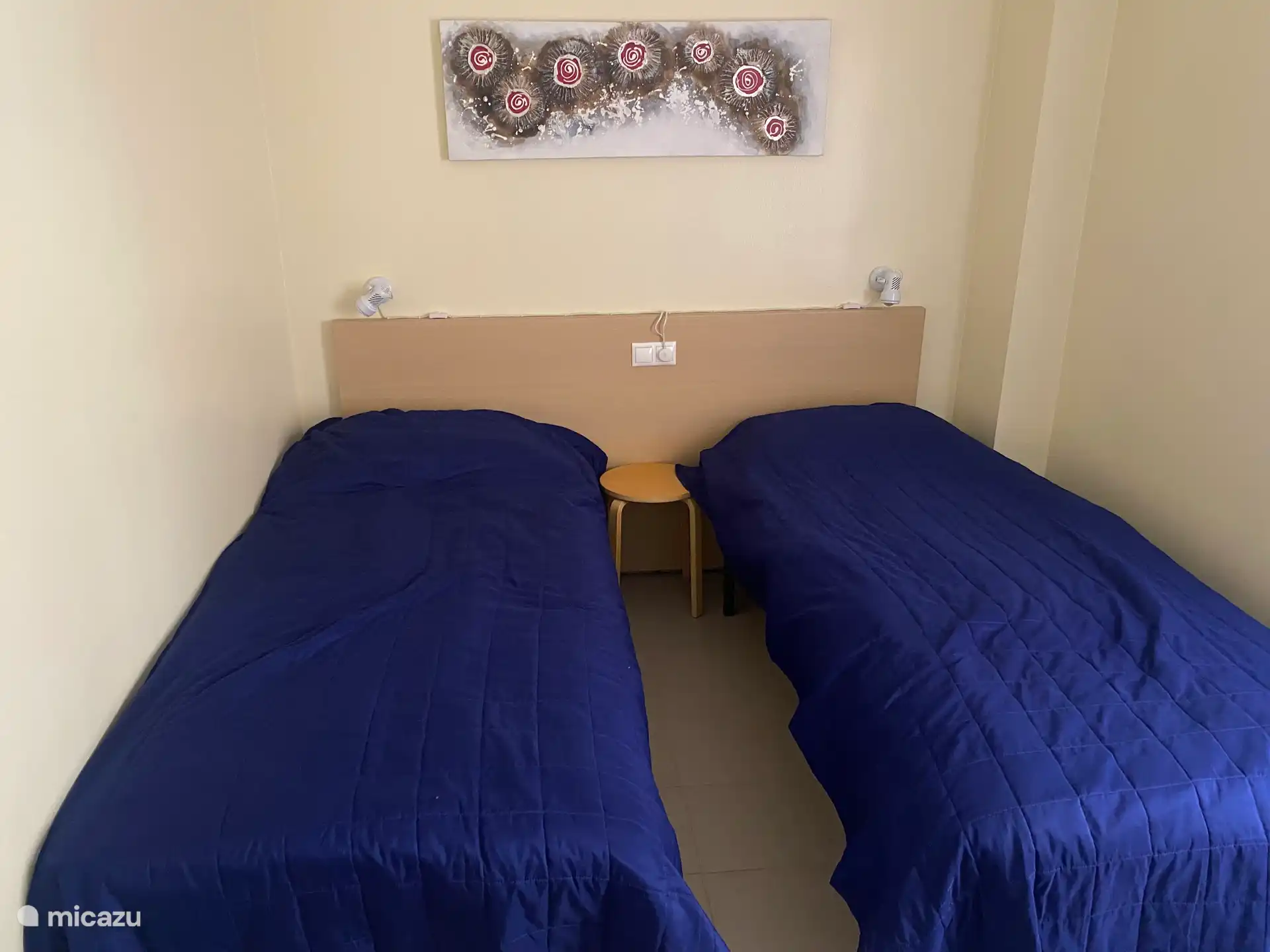 dormitorio con dos camas individuales