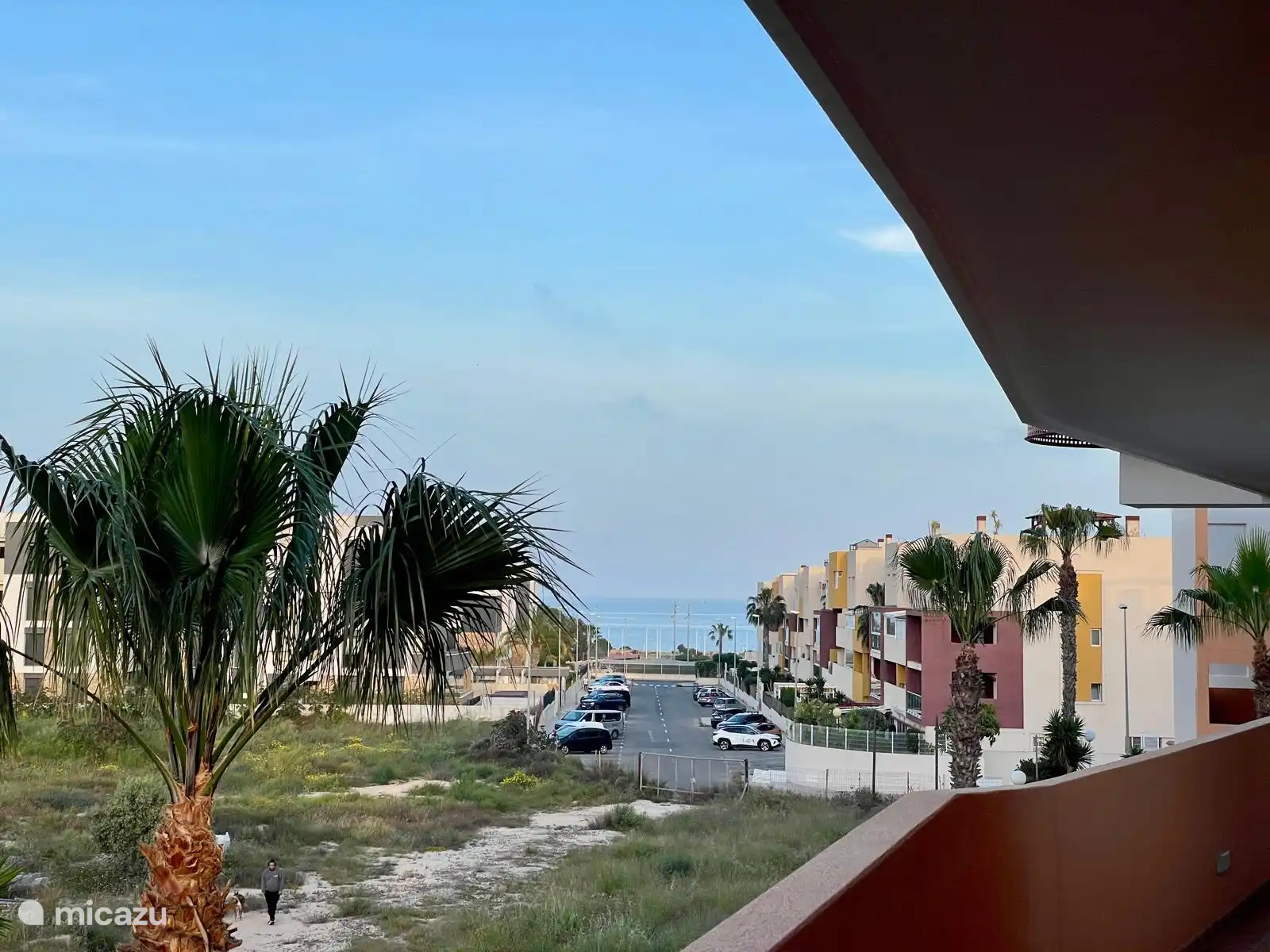 Vista al mar desde la puerta de entrada
