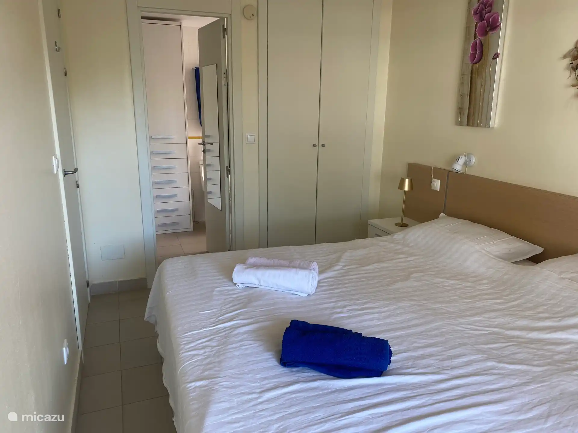 Dormitorio principal con baño en suite