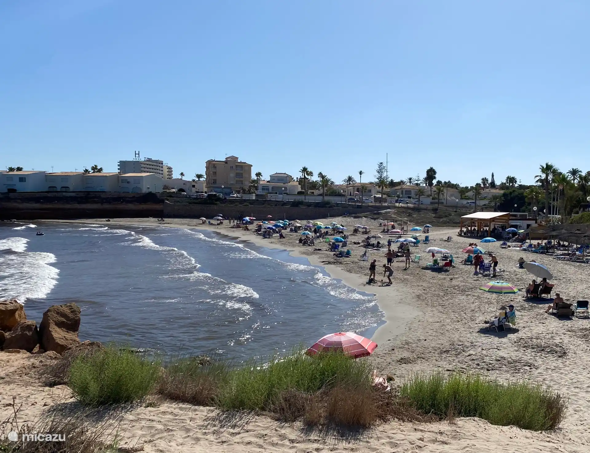 Frente al mar con playa de arena y bar en la playa