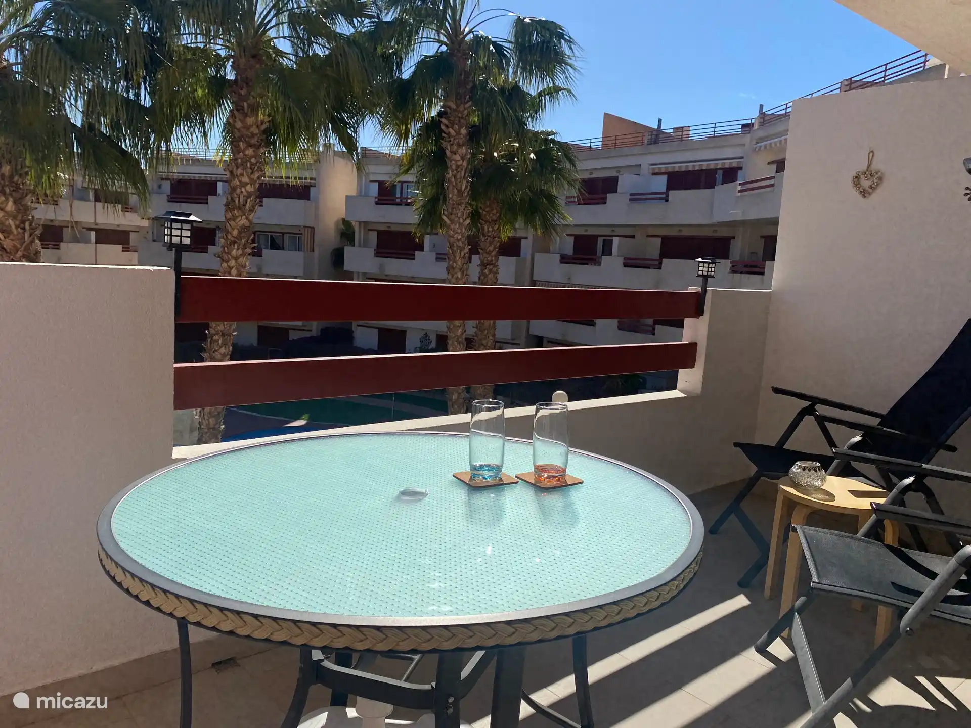 balcón con muebles
