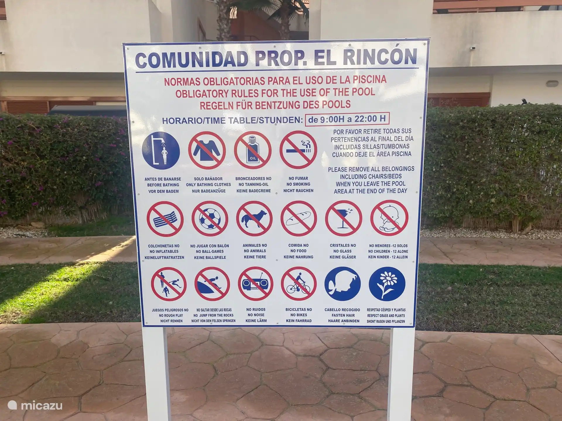 Reglas de la piscina. Se permite el burkini
