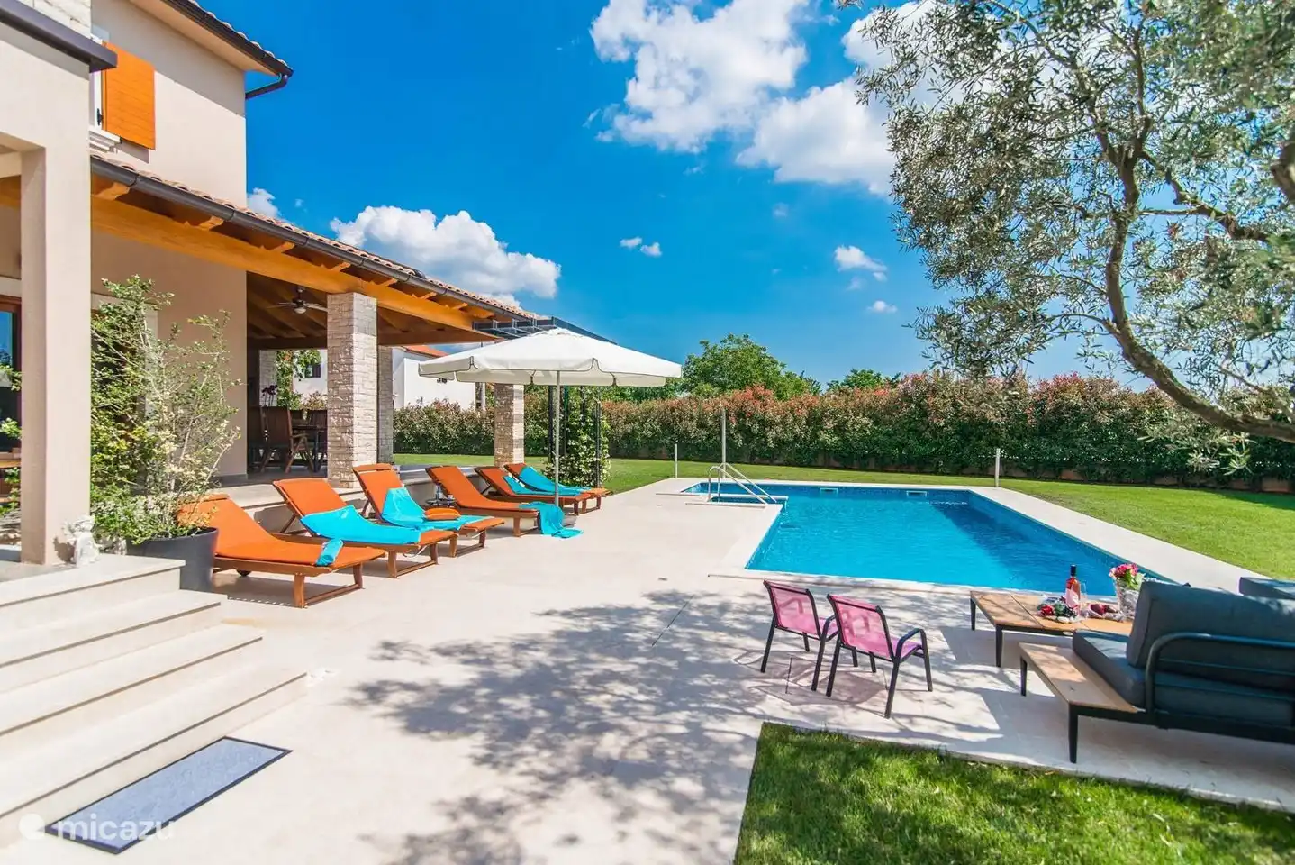 Terrasse und Schwimmbad