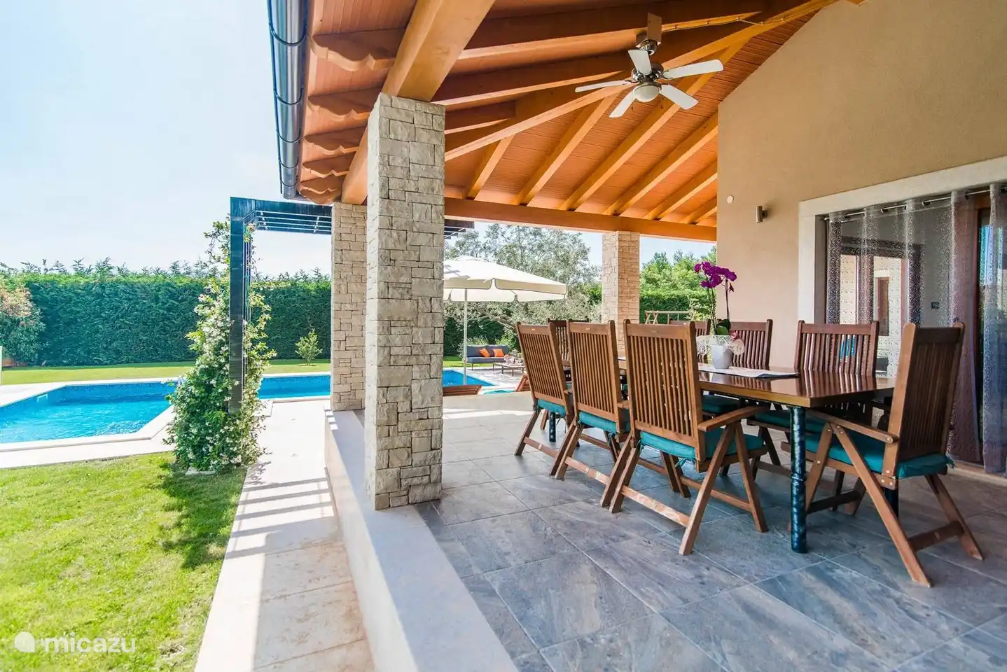 Veranda mit Esstisch
