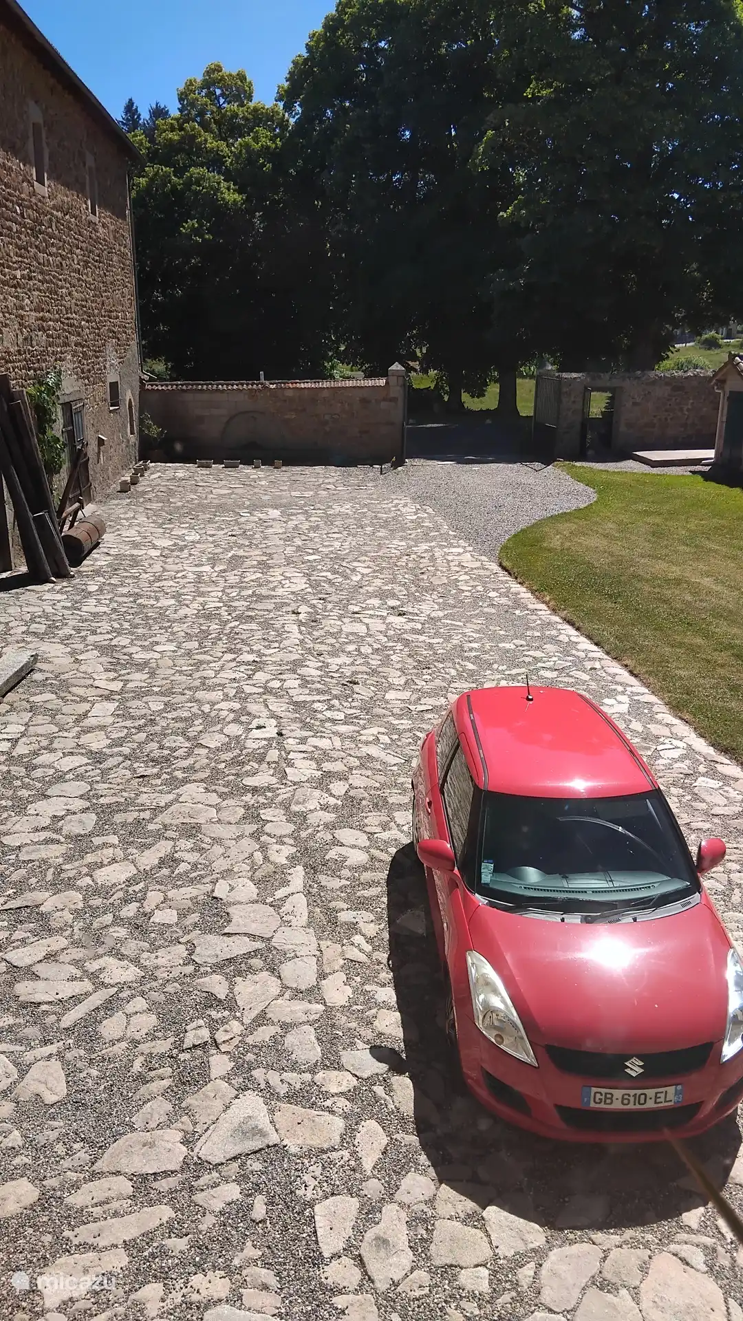 Nuestro patio adoquinado de granito.