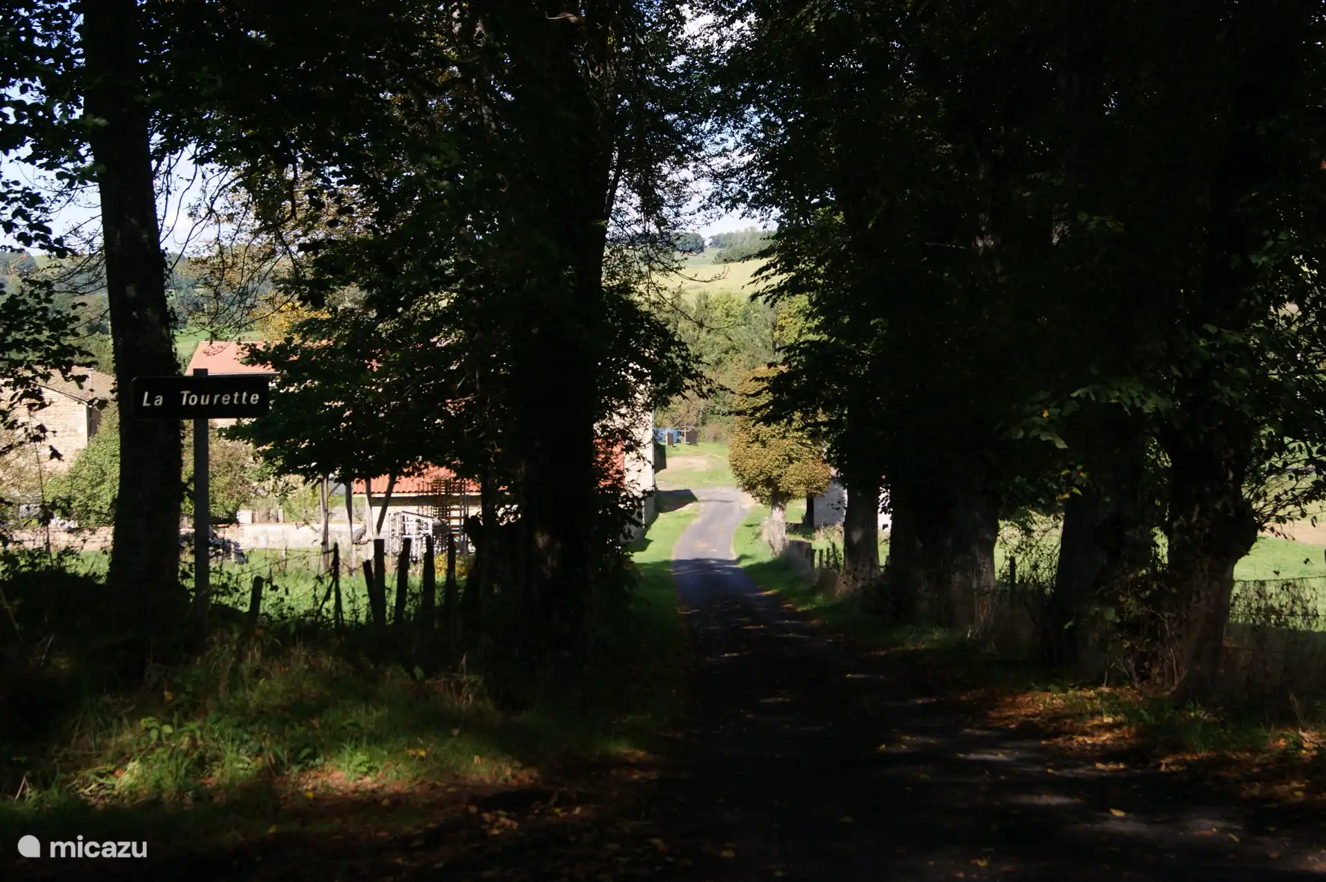 El acceso a La Tourette sin vecinos.