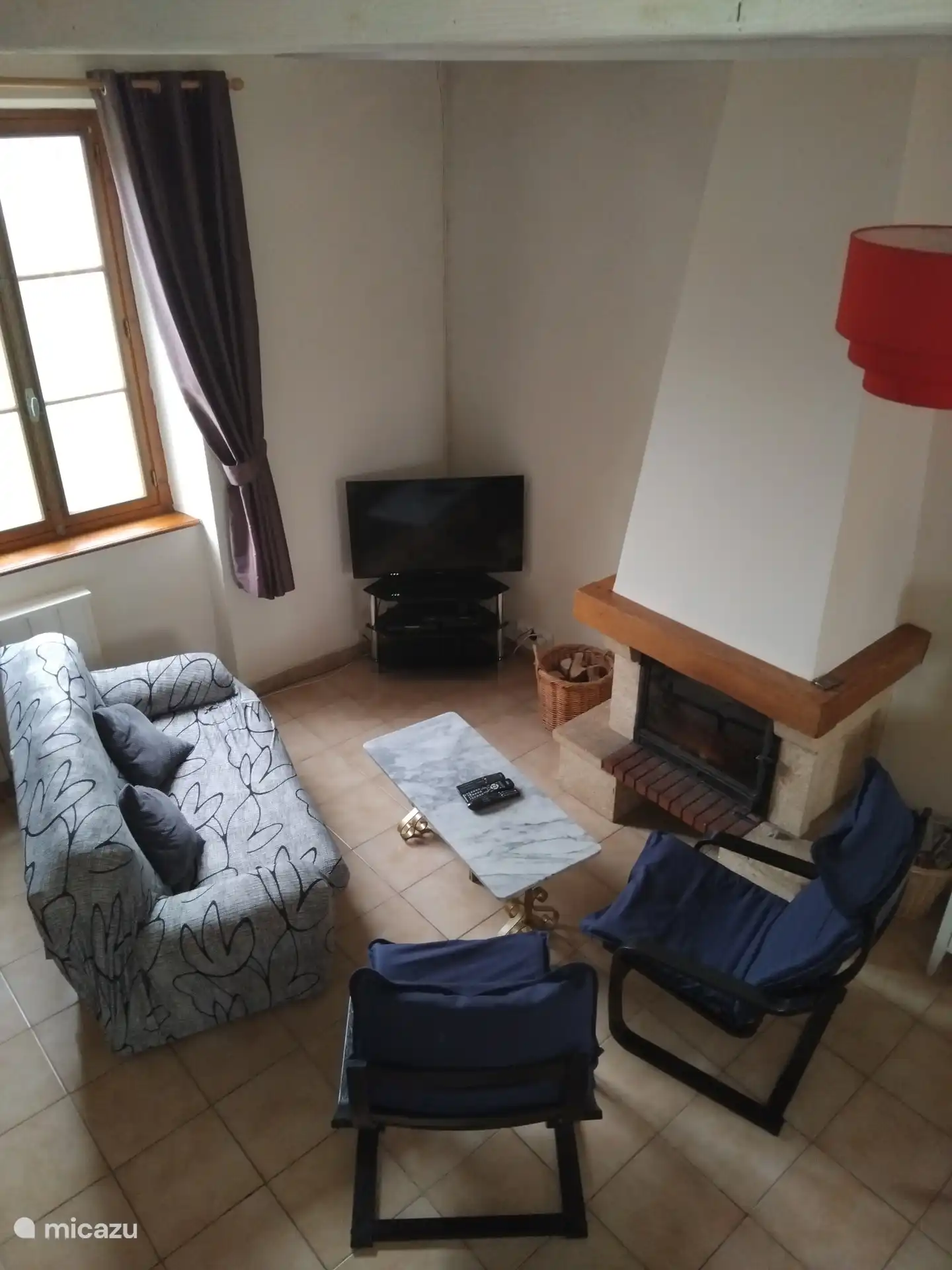 Salón con televisión en francés e inglés.