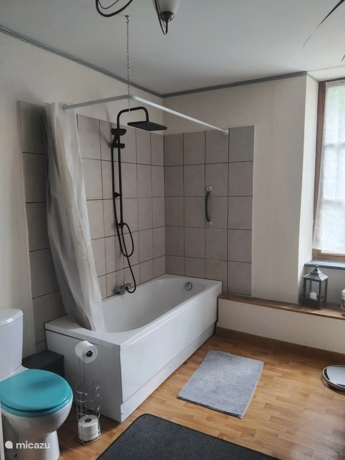 Baño familiar en la planta baja. Segundo baño en la planta baja.