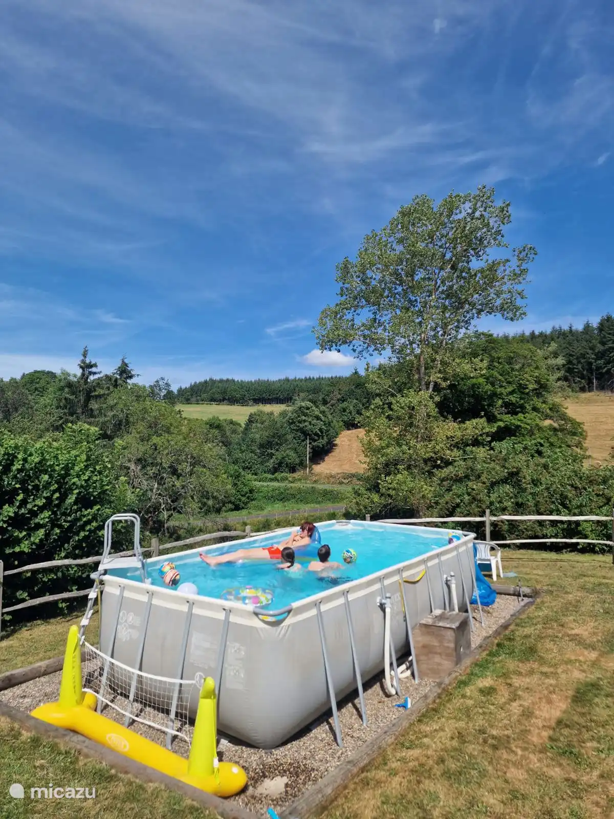 Relájate o juega en la piscina de 6 x 3 m, la terraza adyacente y la zona de barbacoa con mobiliario de jardín y vistas elevadas al campo.