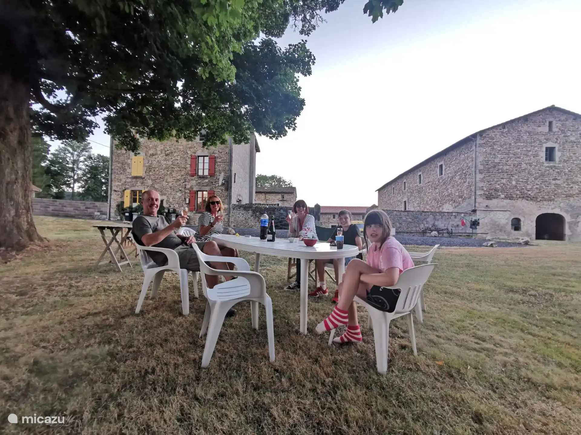 Comida al aire libre en el gran jardín con vistas al pueblo.
