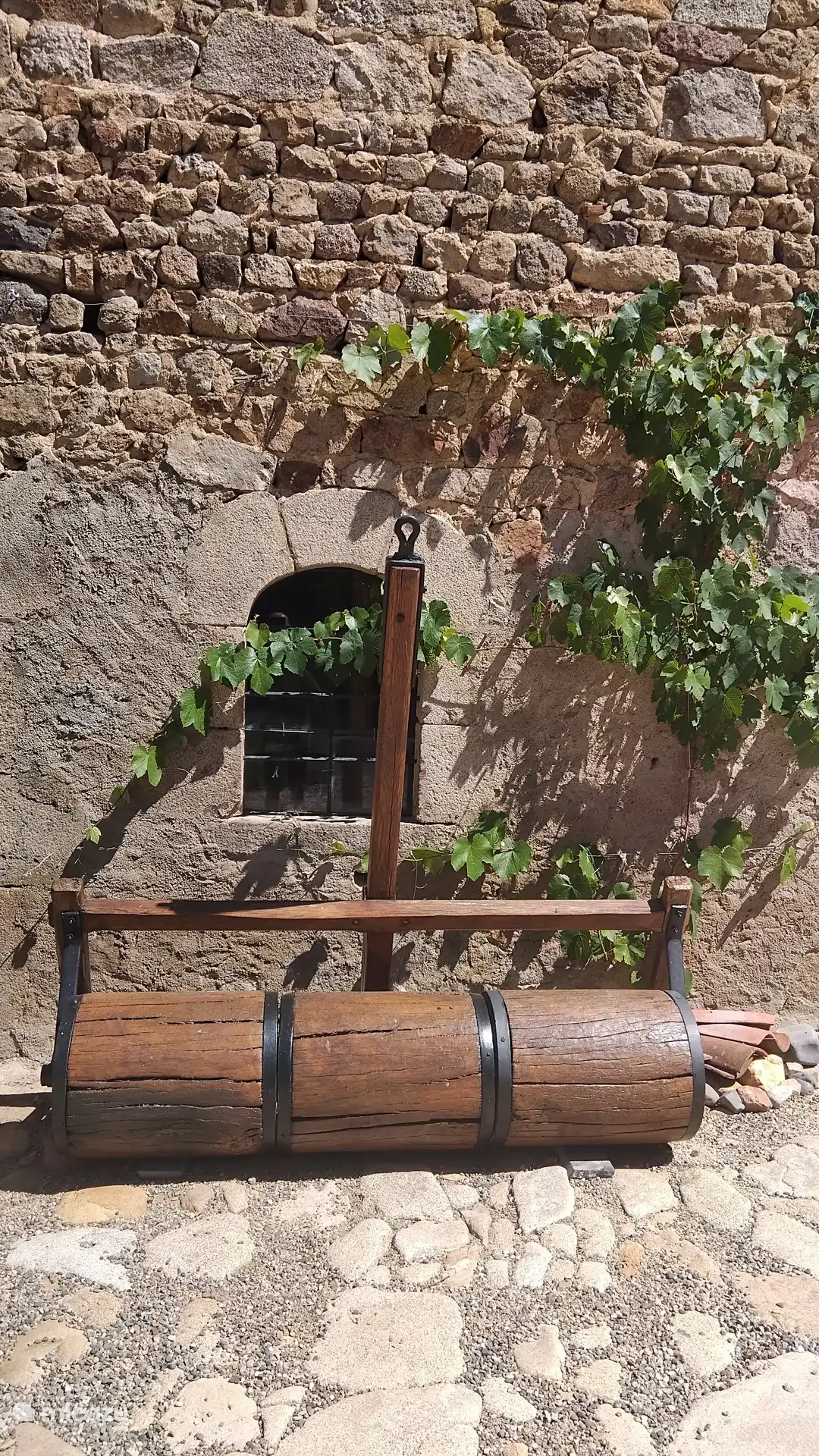 Maquinaria agrícola de roble tirada por caballos.