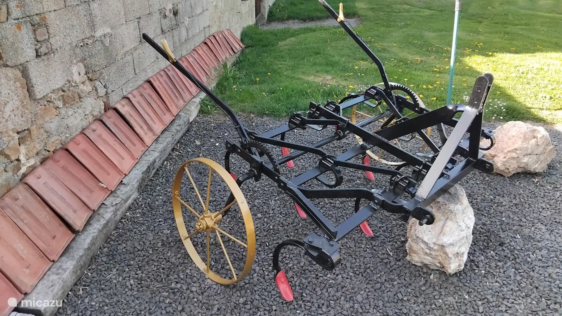 Maquinaria agrícola tirada por caballos.