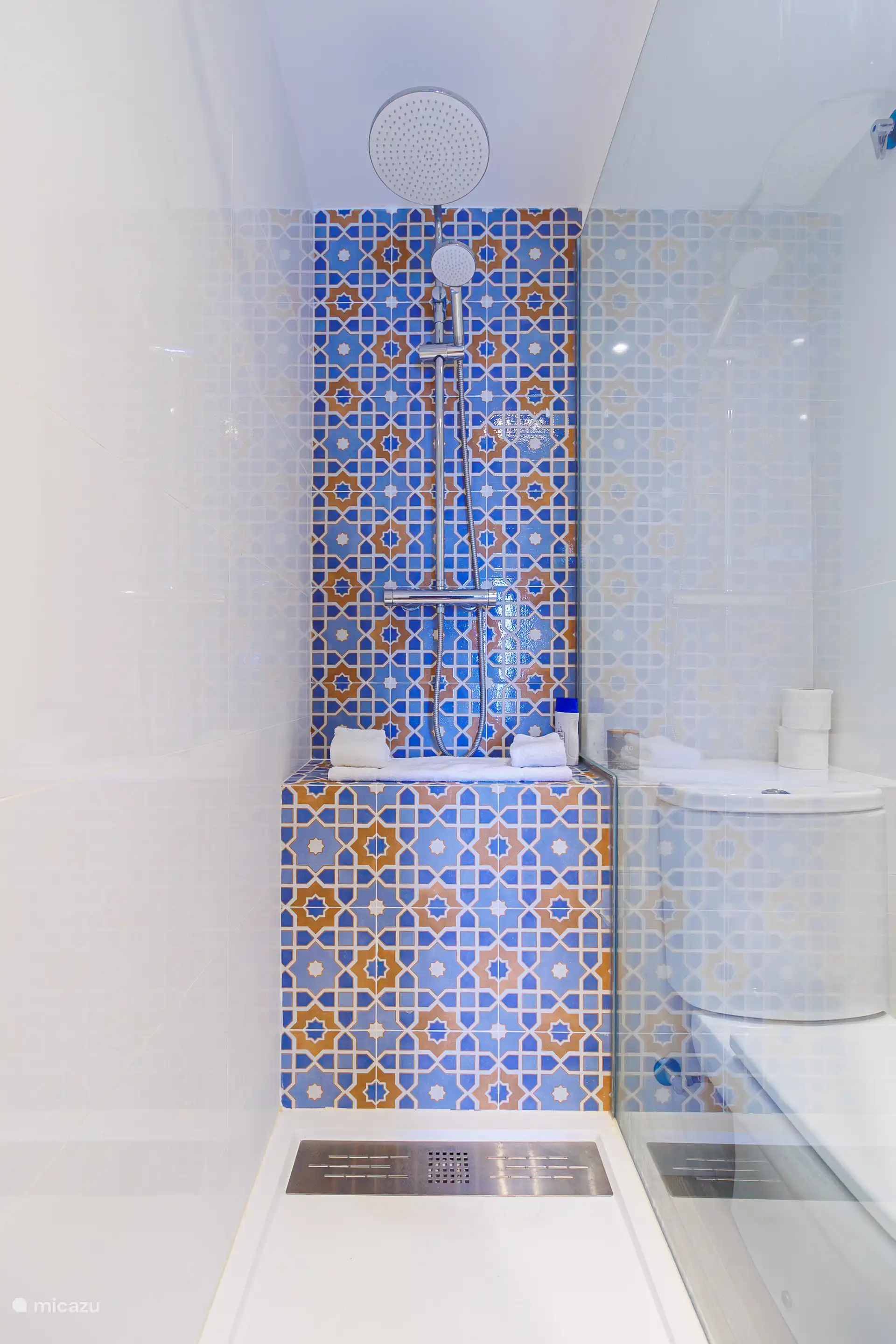Moderne badkamer met douche in één van de gastenverblijven