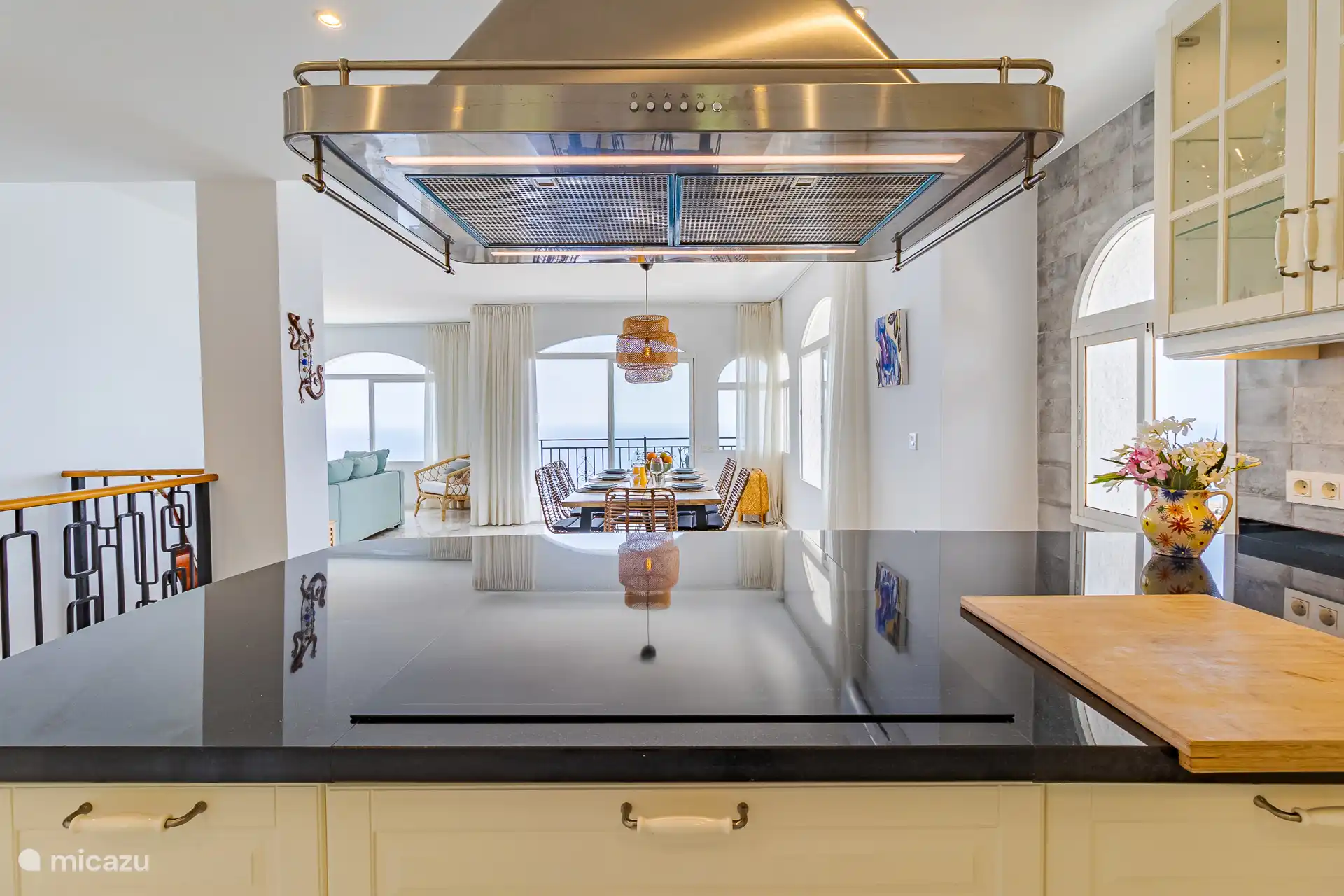 Zicht op de woon/eetkamer vanaf het keuken schiereiland