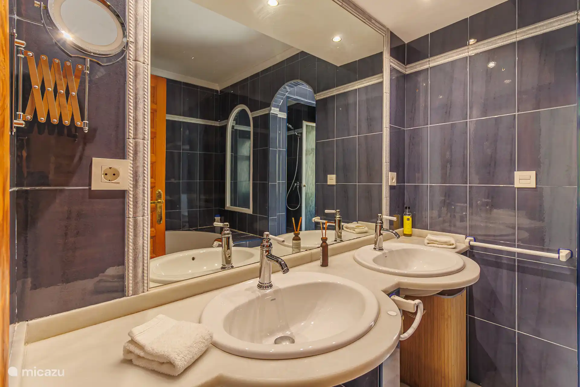 Hoofdslaapkamer met en suite badkamer in Andalusische stijl