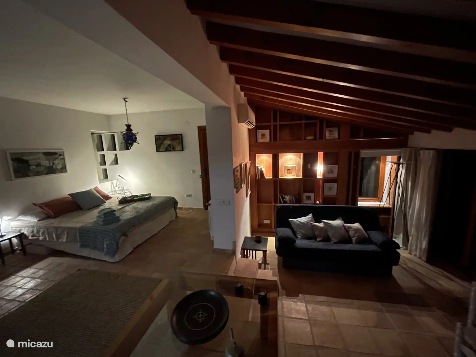 Chambre : Étage supérieur (lit parental) ; Niveau inférieur (canapé-lit et salle à manger)