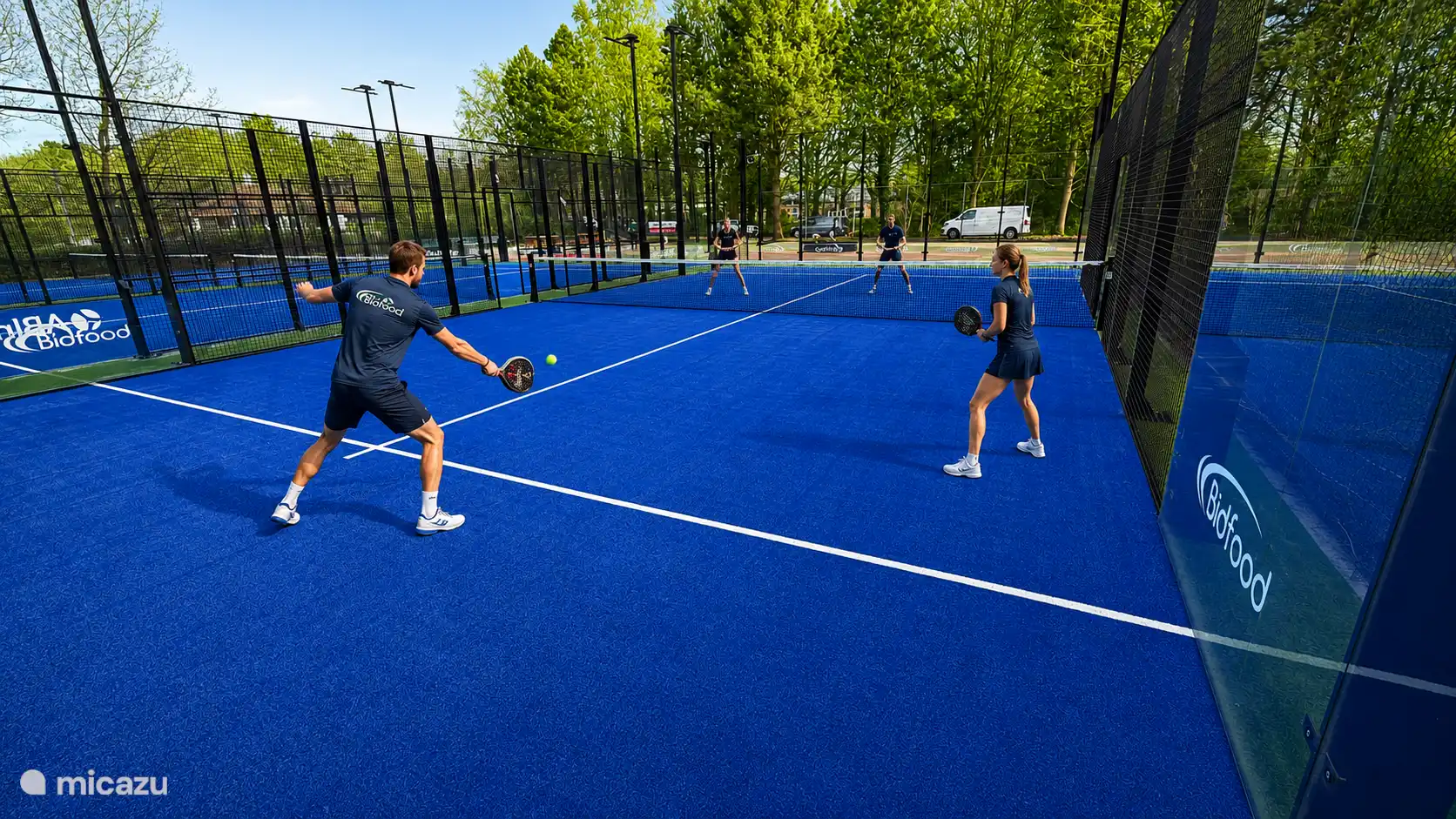 Il y a un terrain de padel dans le bâtiment de la piscine