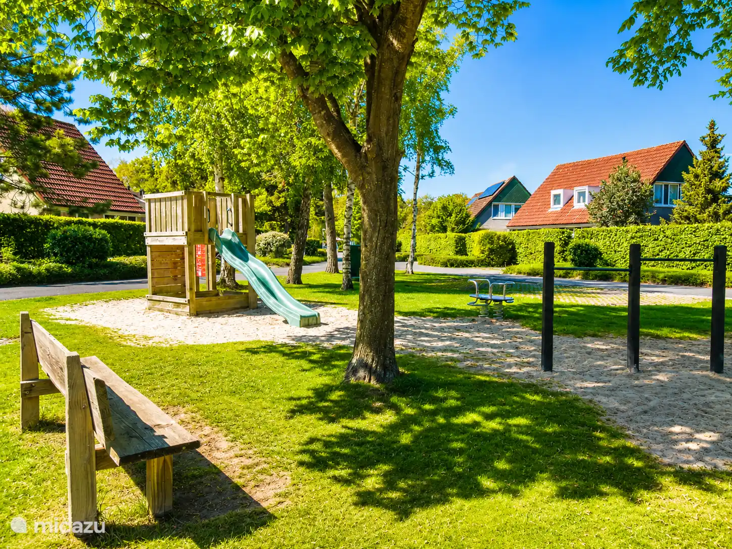 Il y a plusieurs petites aires de jeux disséminées dans le parc