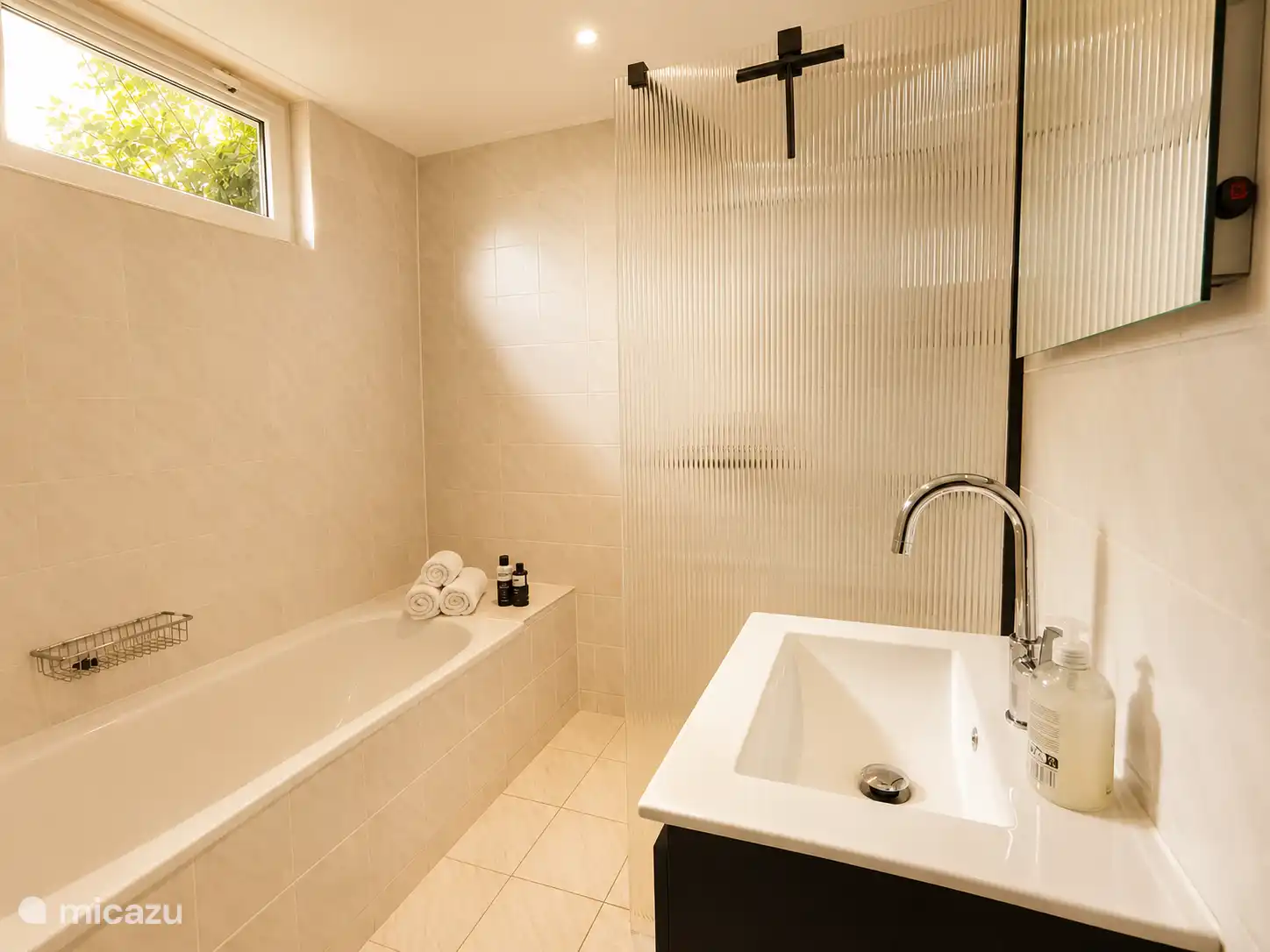 Salle de bain avec douche à l’italienne au rez-de-chaussée
