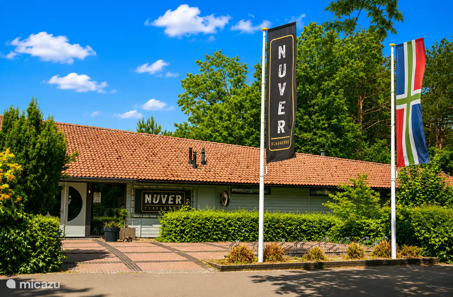 Pour un bon verre ou un dîner, vous pouvez aller au Restaurant Nuver. Depuis la terrasse, on observe le mini-golf et le parcours de golf.
