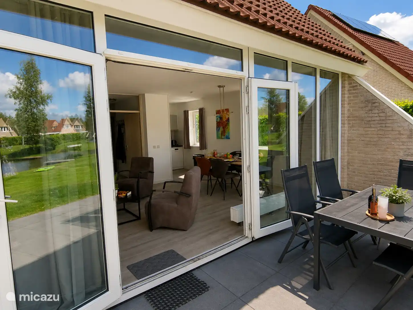 Depuis le salon, on peut marcher directement sur la terrasse ensoleillée 