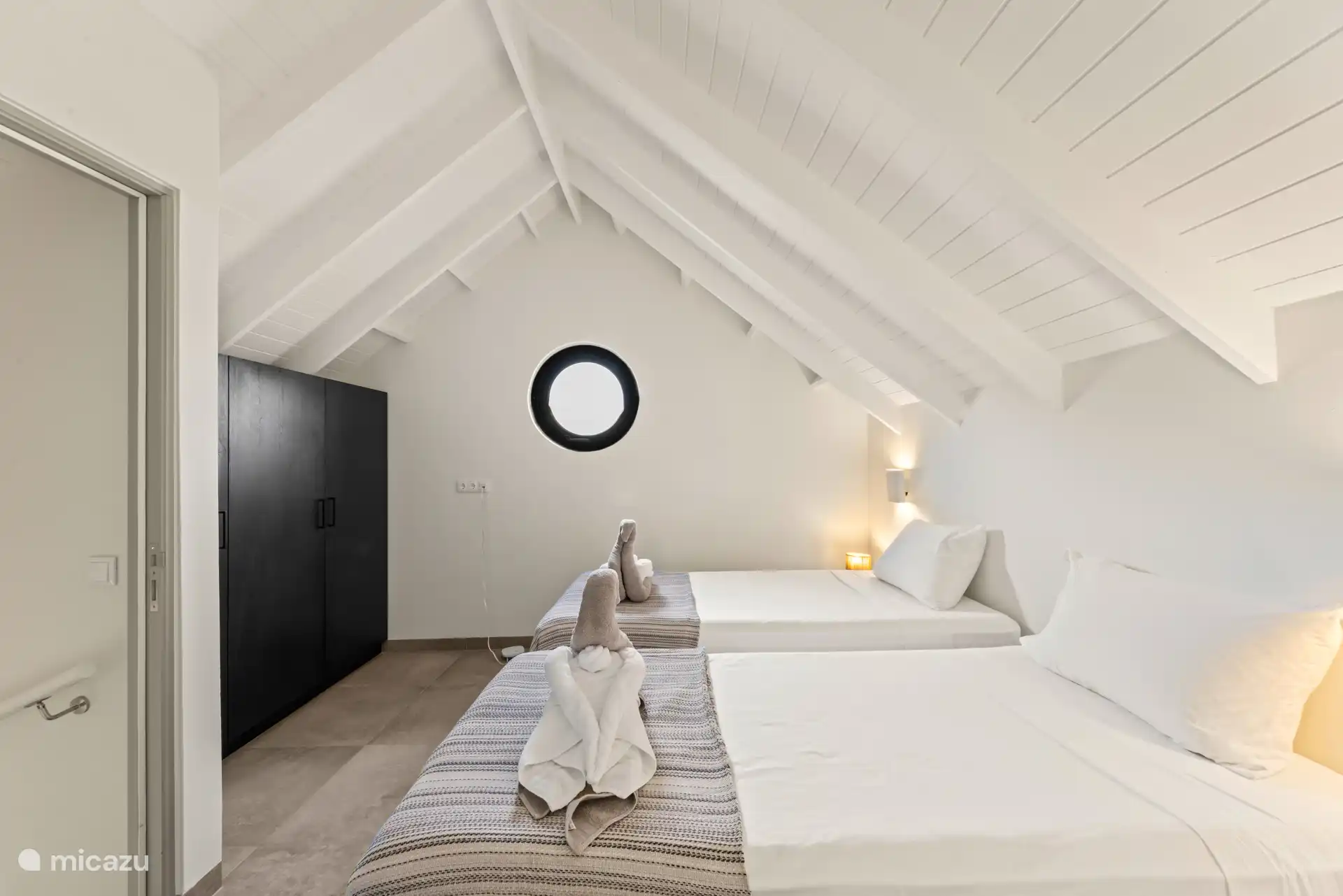 Schlafzimmer 3 im Erdgeschoss mit zwei Betten, eigenem Bad, Kleiderschrank und Klimaanlage.
