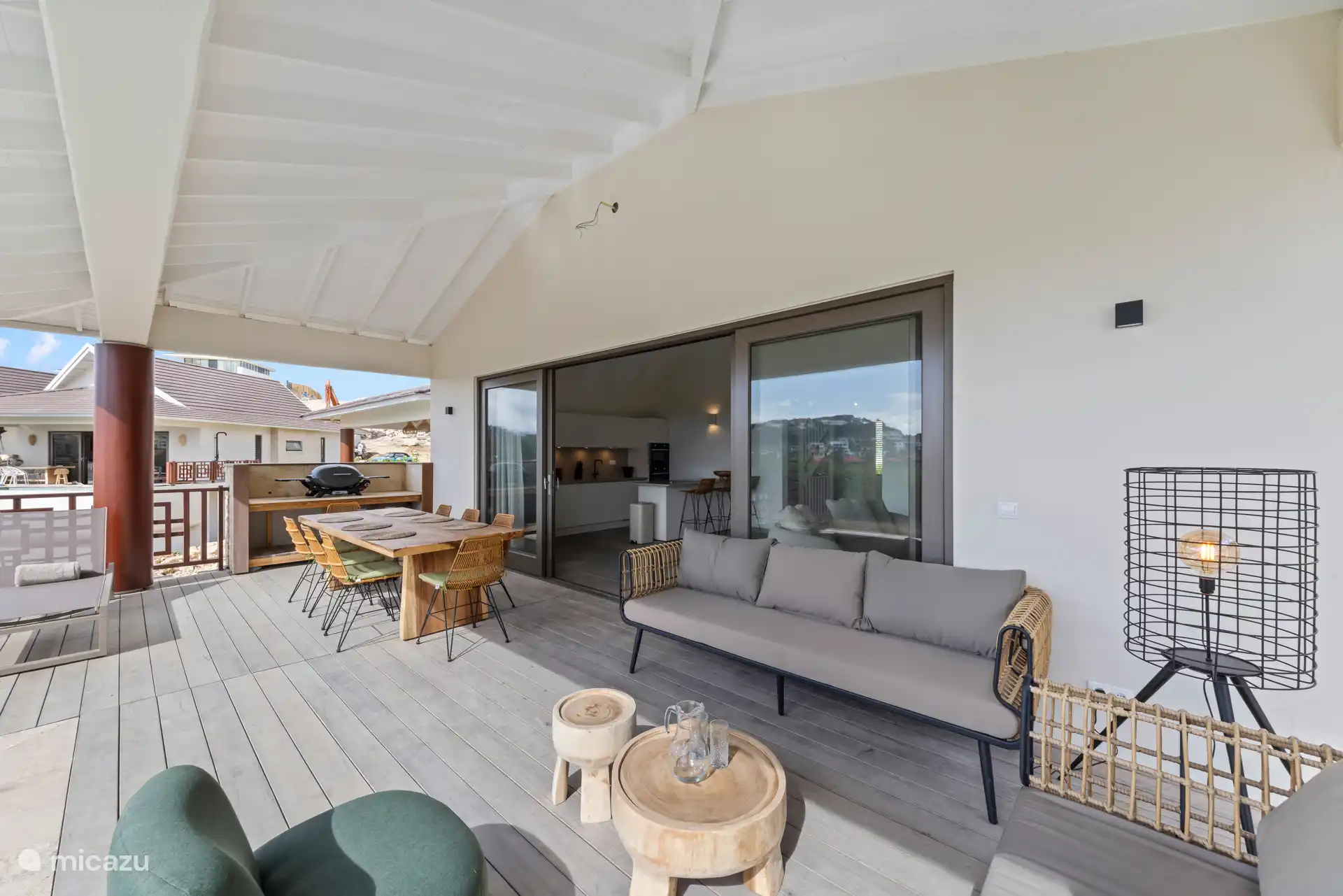 Die großzügige überdachte Veranda mit Blick auf den Golfplatz ist das wahre Highlight der Villa.