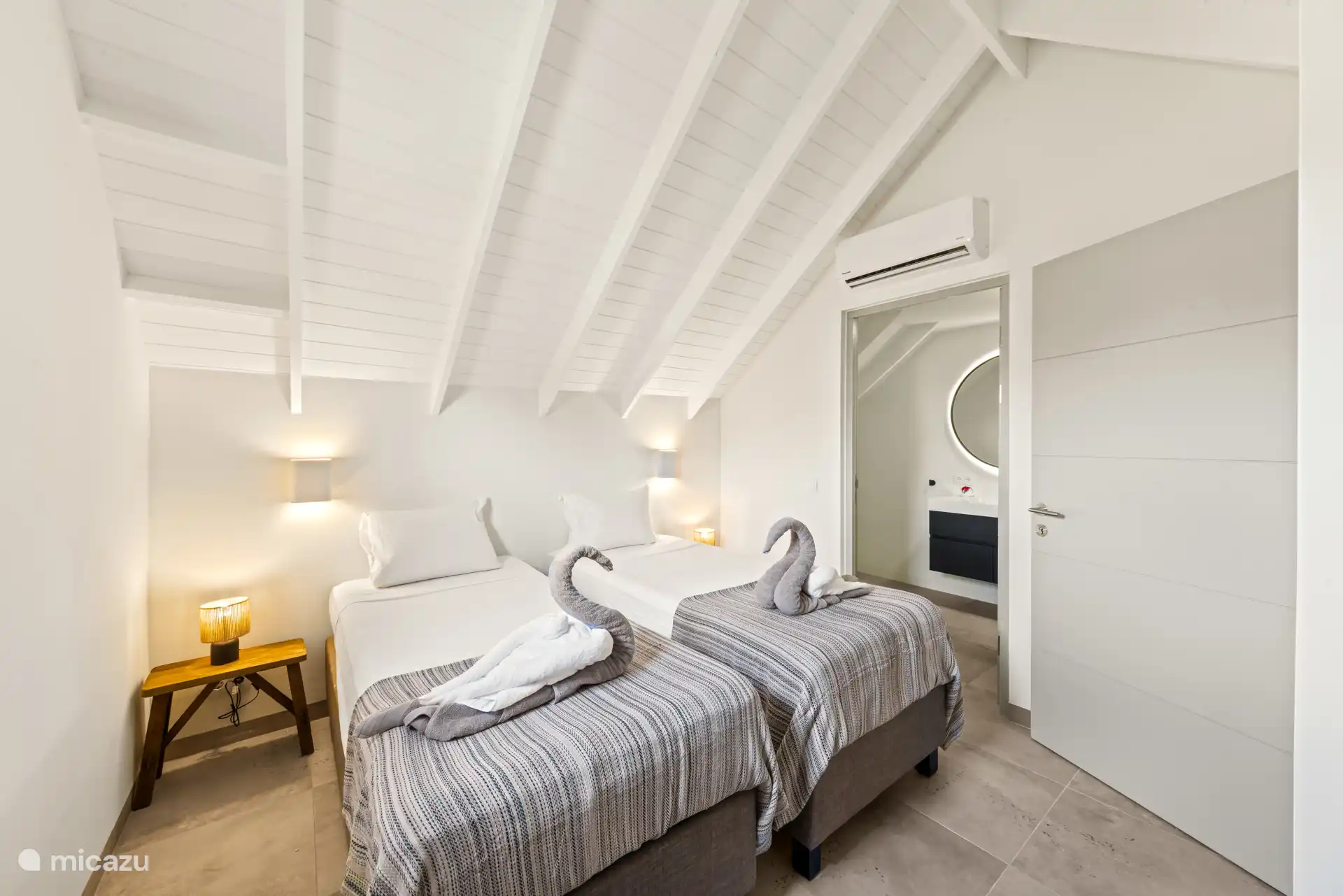 Schlafzimmer 3 im Erdgeschoss mit zwei Betten, eigenem Bad, Kleiderschrank und Klimaanlage.