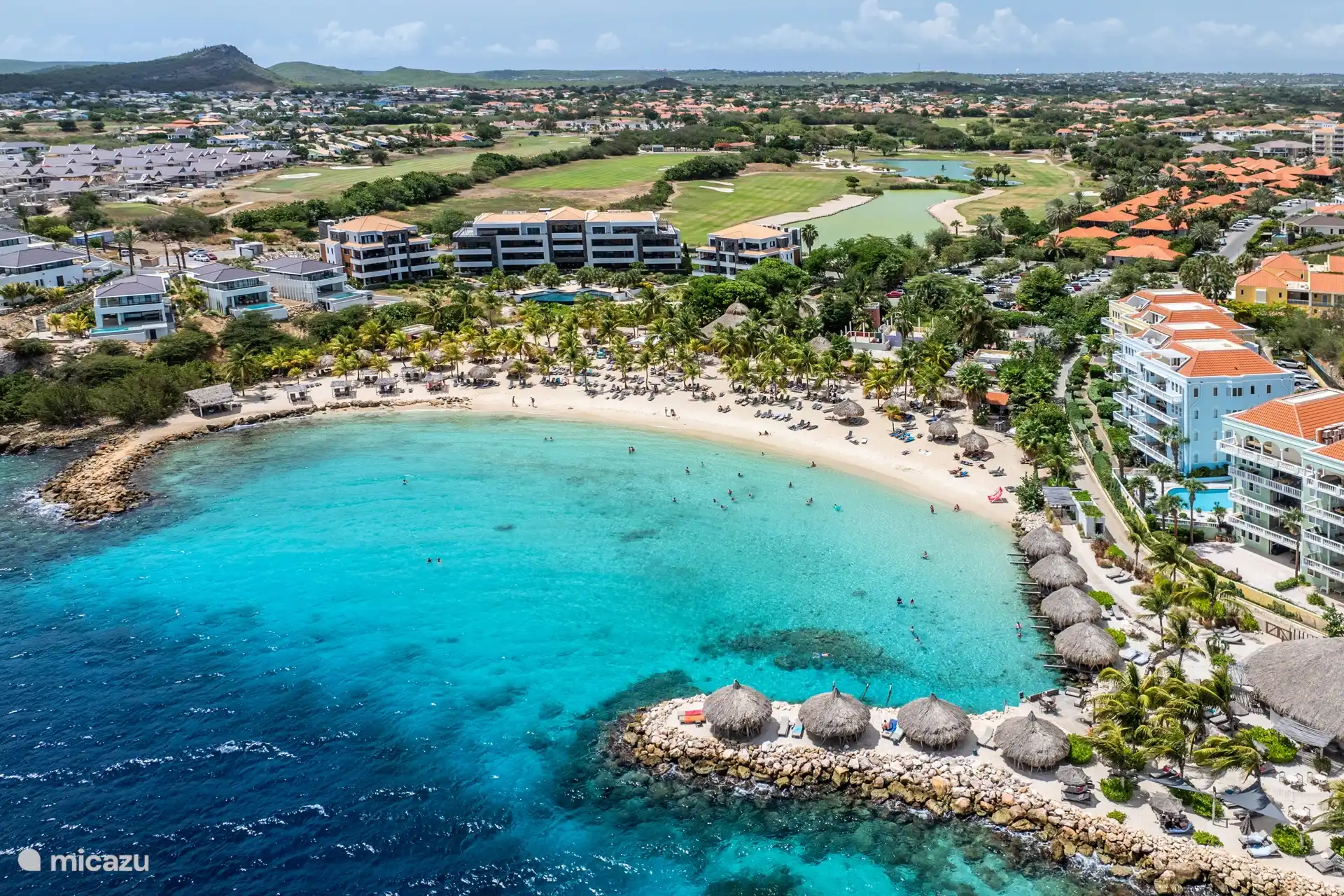 Nur einen kurzen Spaziergang von der Villa entfernt (350 Meter) liegt der weiße Sandstrand von Blue Bay.