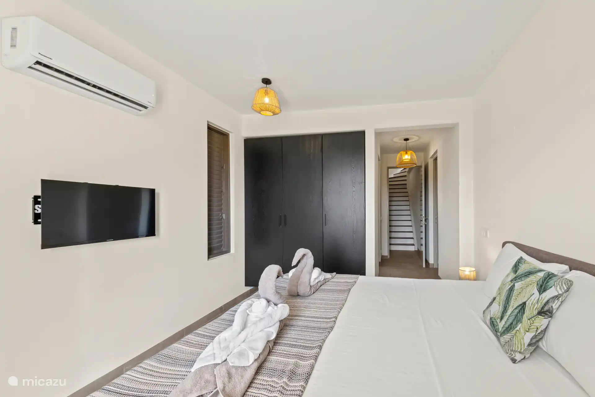 Schlafzimmer 4, Treppe unten, mit Doppelbett, eigenem Bad, Fernseher und Klimaanlage.