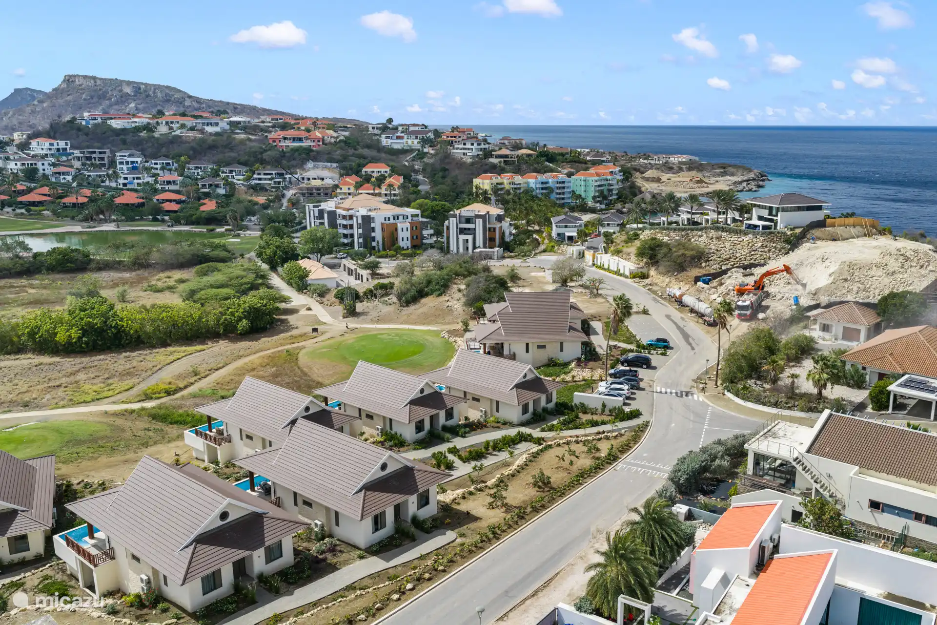 Von der Villa aus sind es nur 350 Meter zu Fuß bis zum weißen Sandstrand von Blue Bay.